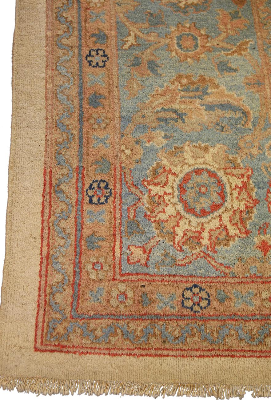 Dieser indische Amritsar-Teppich mit den Maßen 305 x 390 cm weist ein besonderes Design auf, das die Finesse und Eleganz der traditionellen indischen Handwerkskunst widerspiegelt. Das Feld ist mit einem detailreichen Blumenmotiv verziert, das sich