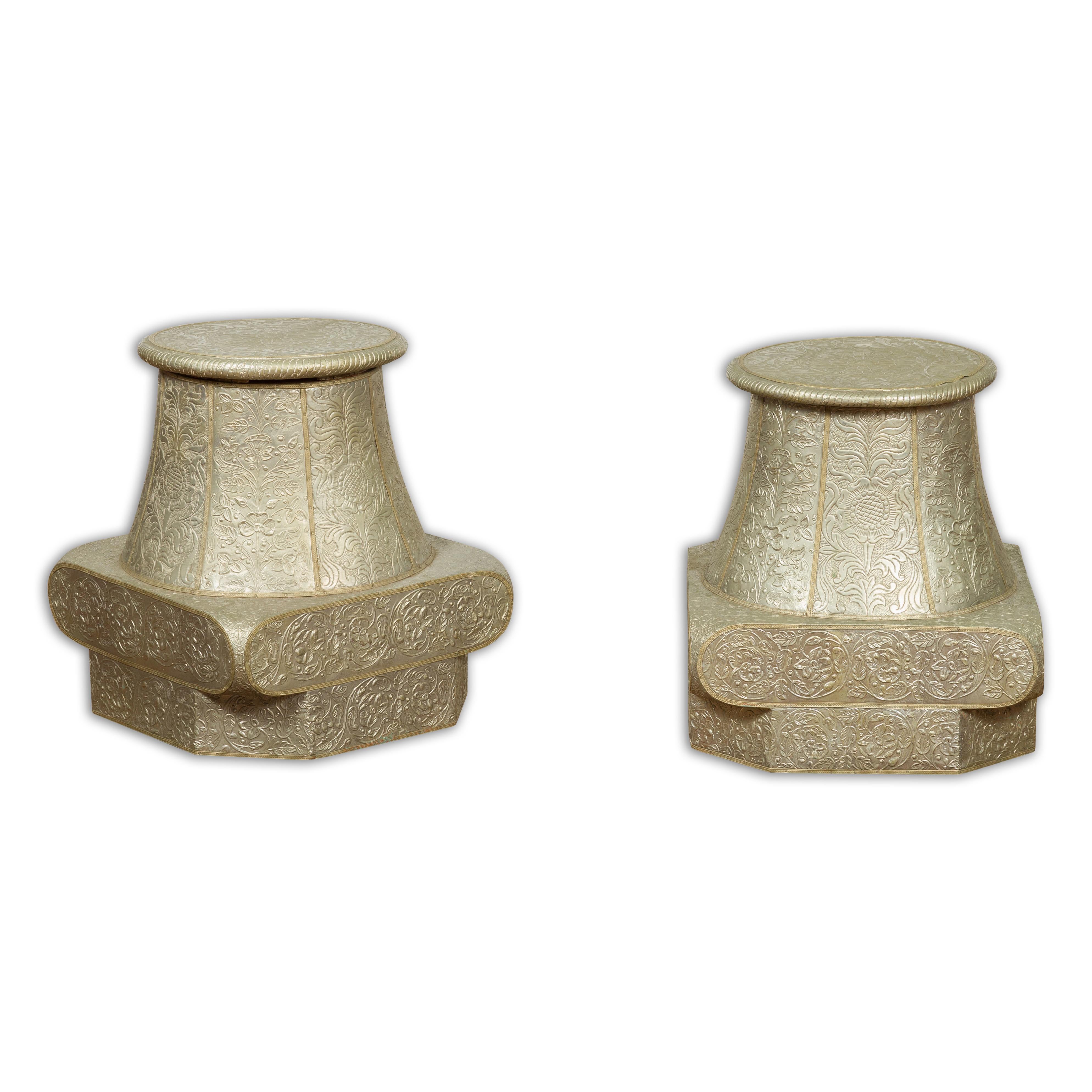 Support de chapiteau indien en laiton ancien sur Wood avec rinceaux floraux repoussés en vente 11