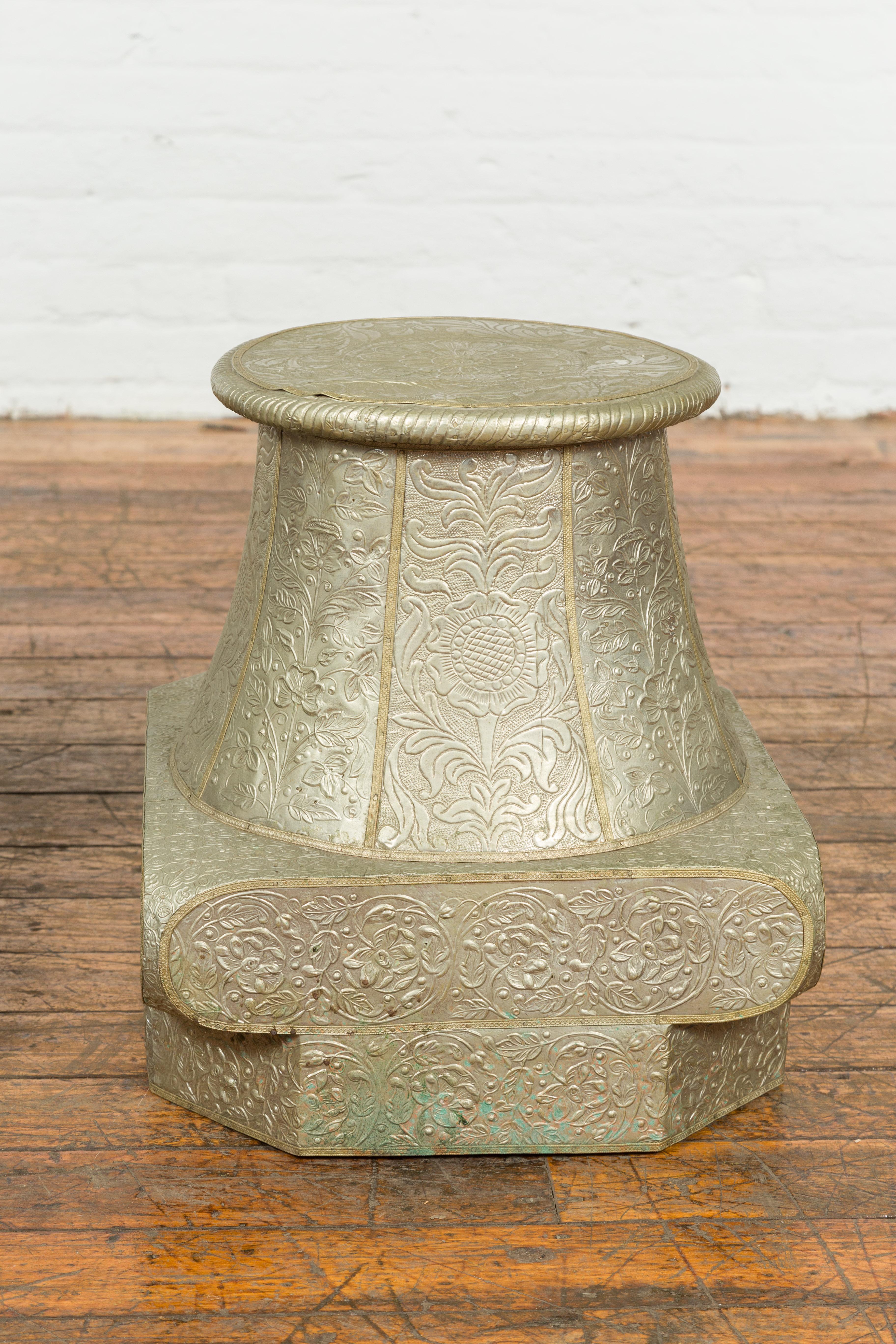 Support de chapiteau indien en laiton ancien sur Wood avec rinceaux floraux repoussés en vente 2
