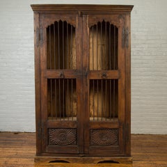 Armoire indienne ancienne avec portes percées:: motifs sculptés et broches en bronze