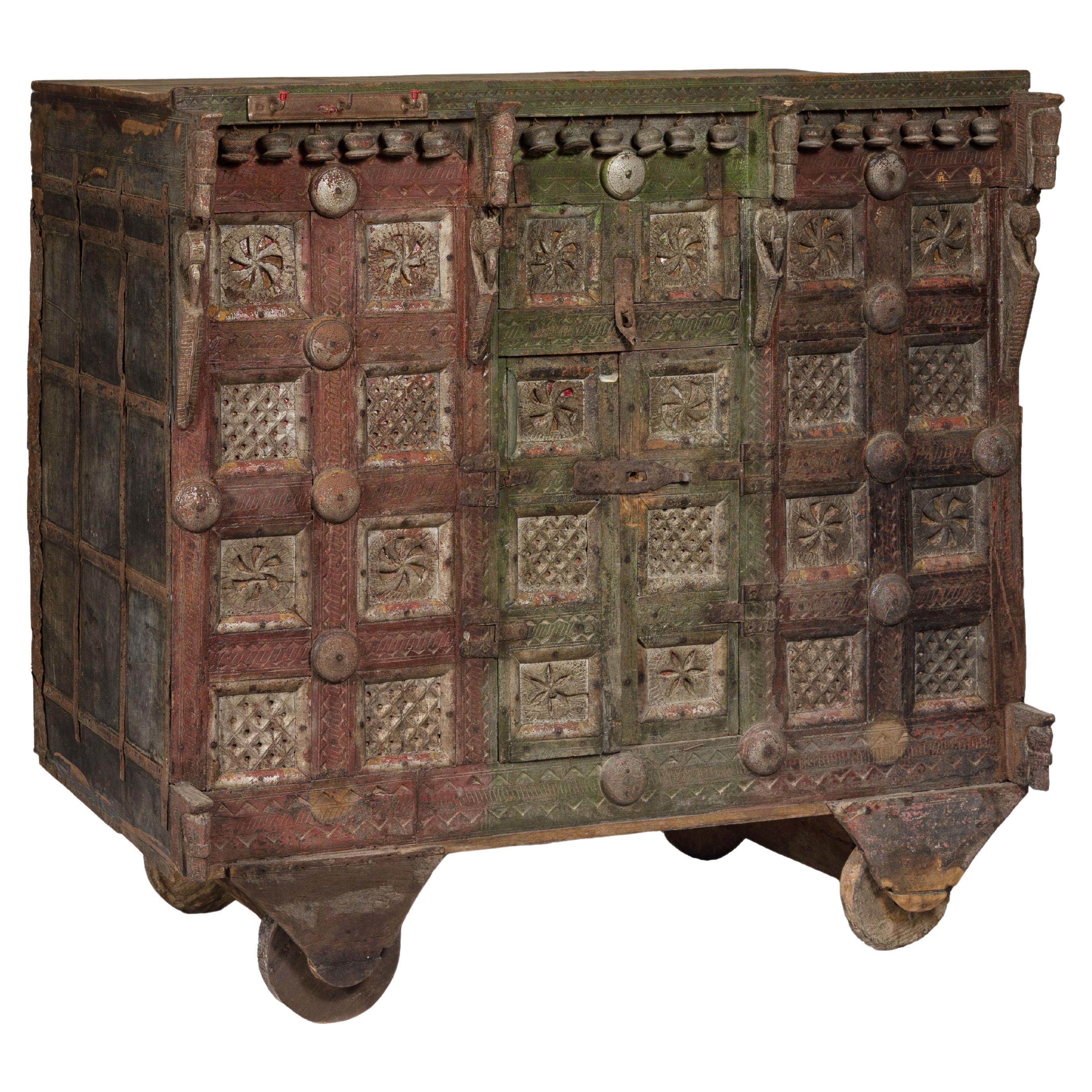 Antiker indischer geschnitzter Damachiya Dowry-Schrank aus Holz auf Rädern mit polychromer Polychromierung