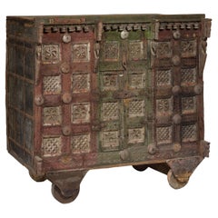 Antiker indischer geschnitzter Damachiya Dowry-Schrank aus Holz auf Rädern mit polychromer Polychromierung