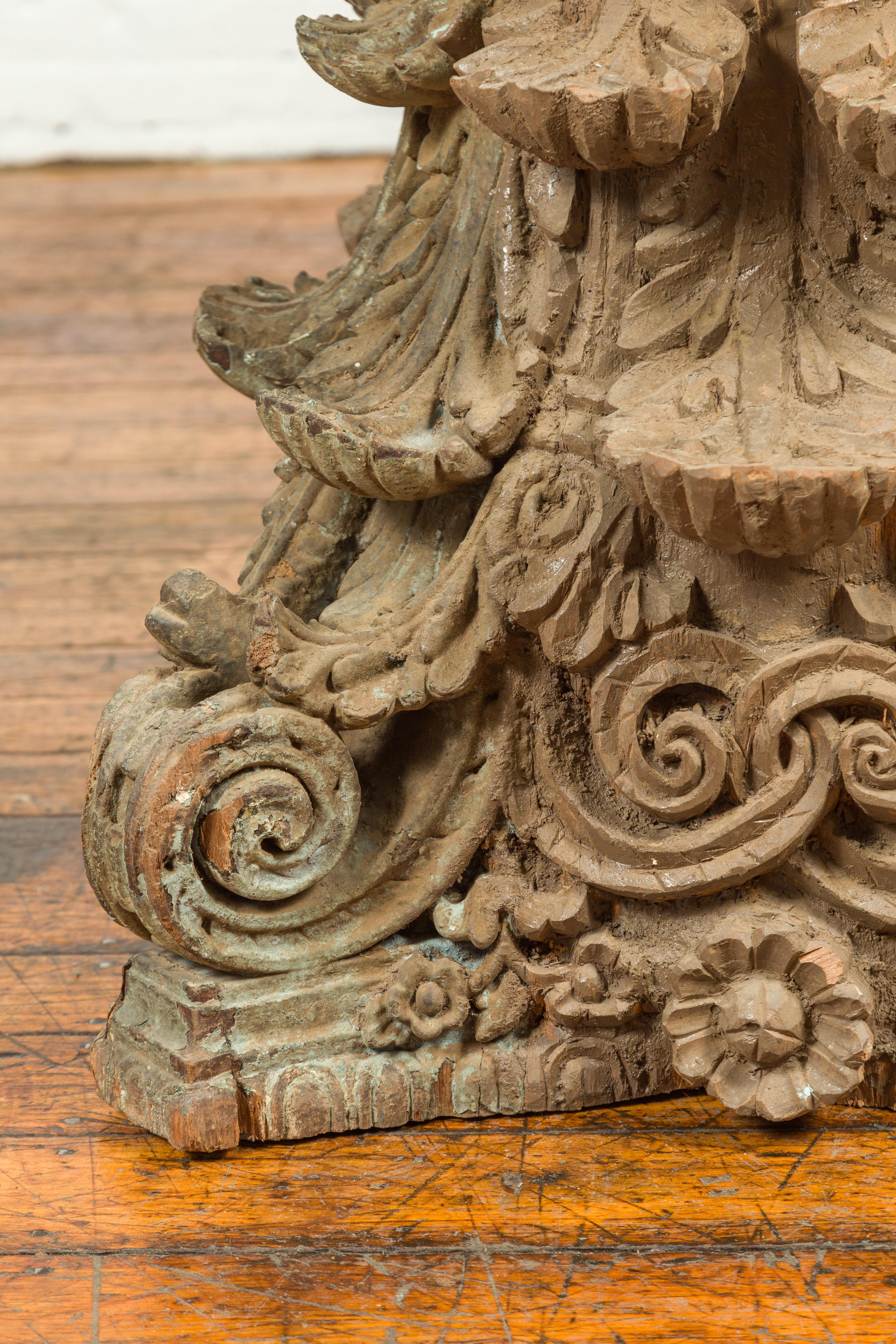 Bois Sculpture indienne ancienne en forme de chapiteau de temple corinthien avec patine d'usage en vente