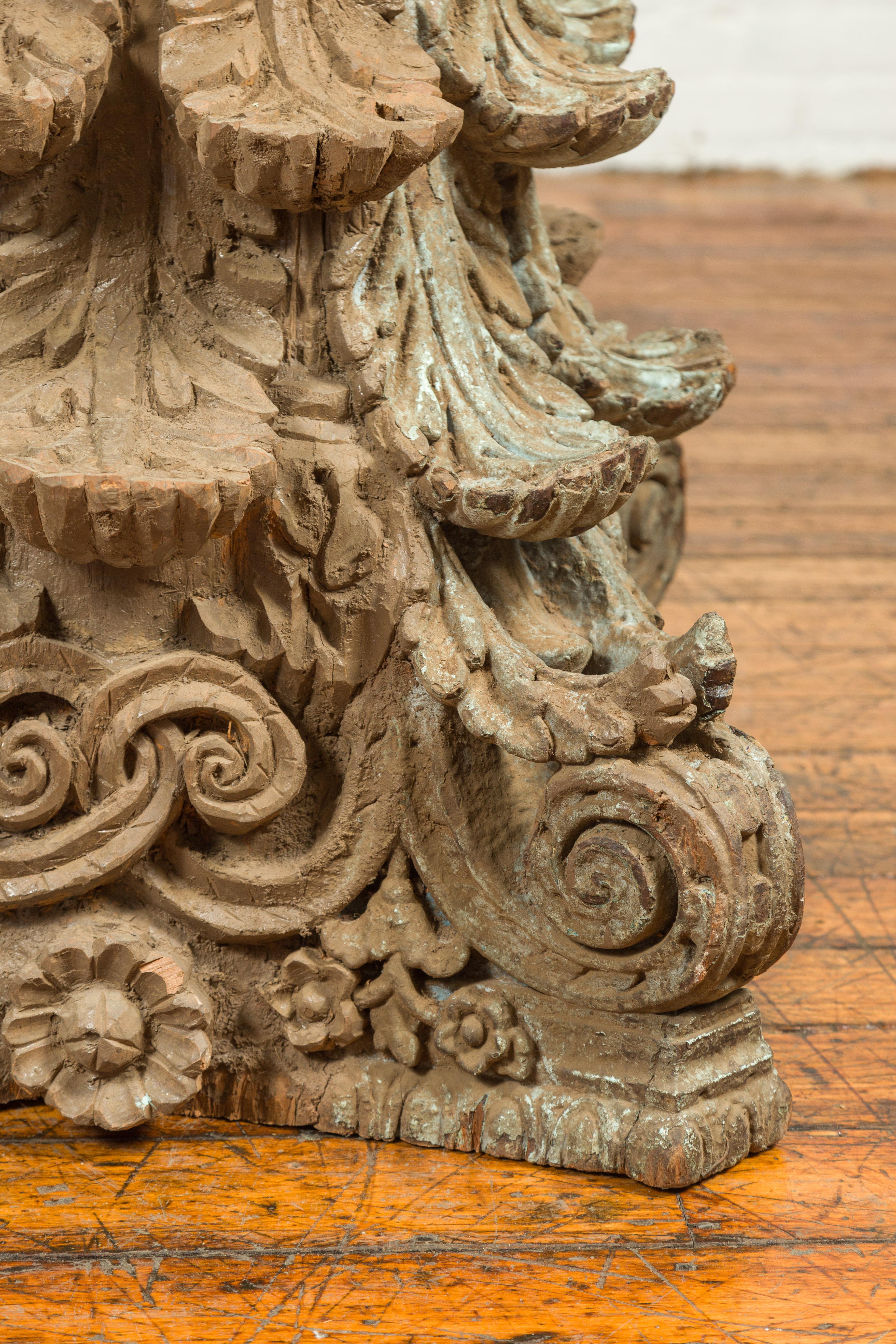 Sculpture indienne ancienne en forme de chapiteau de temple corinthien avec patine d'usage en vente 1