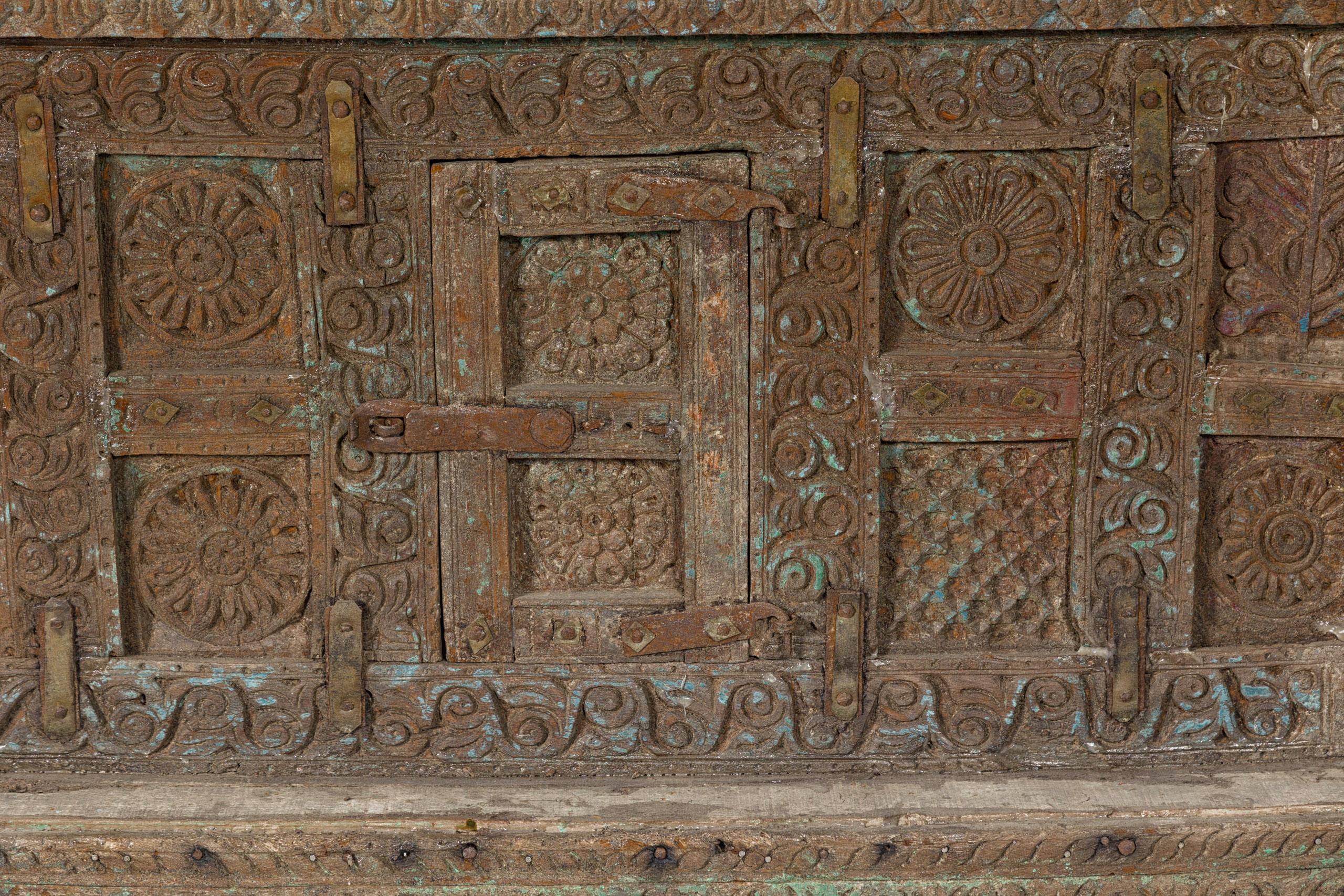 Indischer antiker Damachiya Hochzeitsschrank auf Beinen mit geschnitztem Dekor im Angebot 4