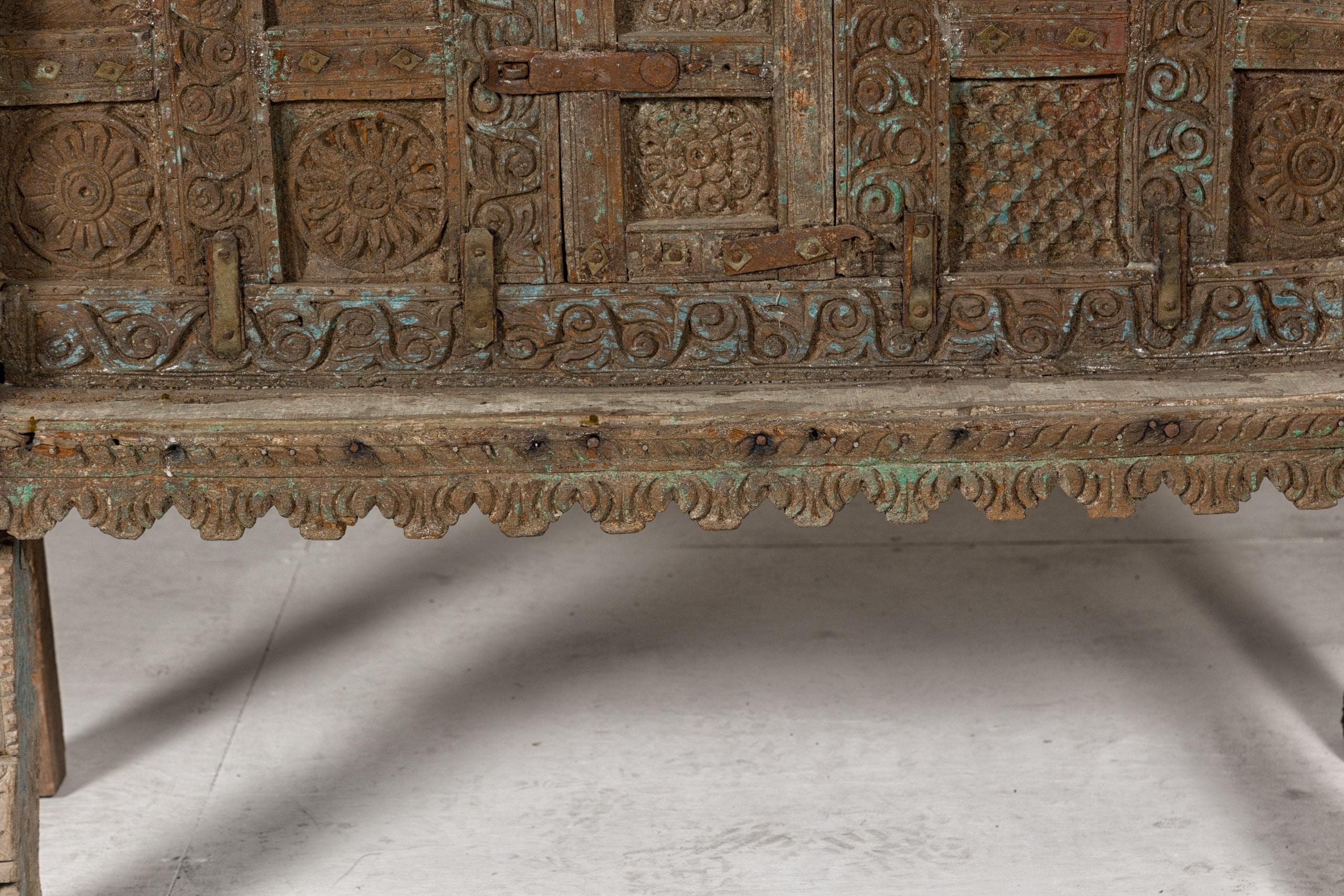 Indischer antiker Damachiya Hochzeitsschrank auf Beinen mit geschnitztem Dekor im Angebot 5