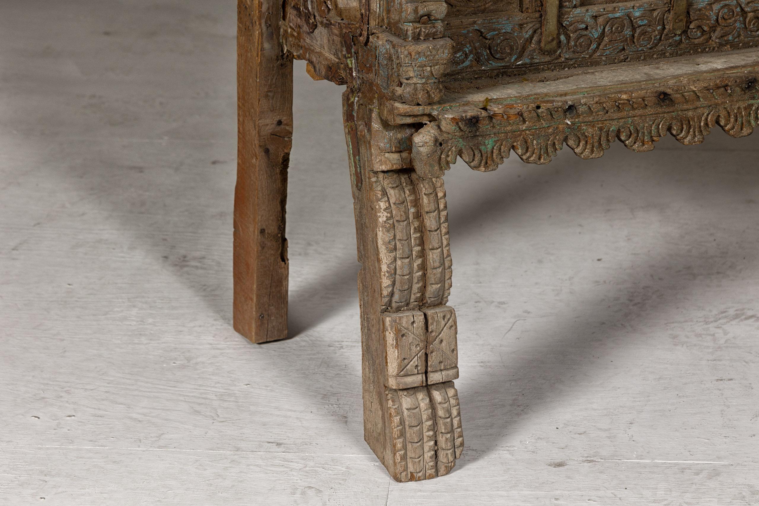 Indischer antiker Damachiya Hochzeitsschrank auf Beinen mit geschnitztem Dekor im Angebot 10