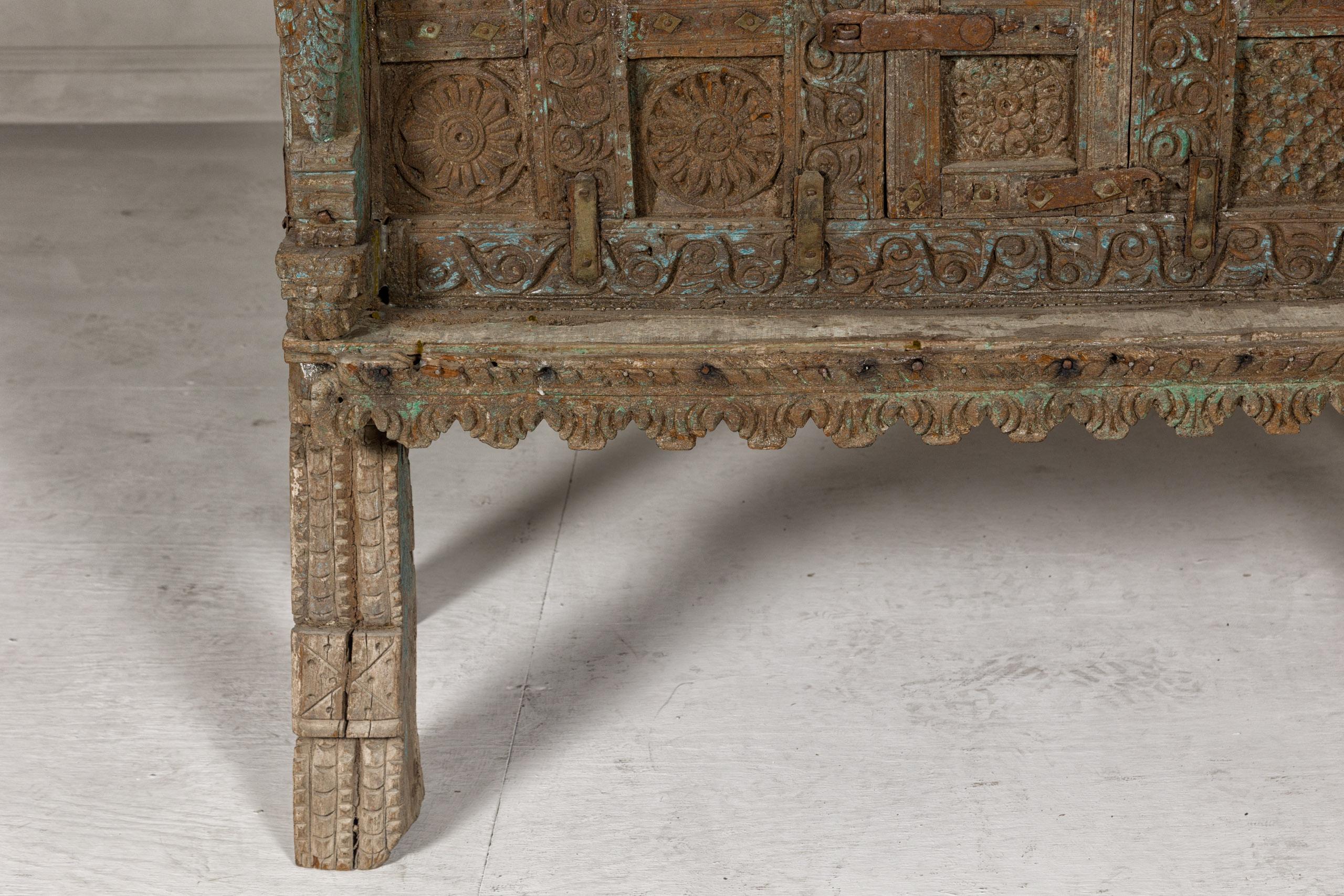 Indischer antiker Damachiya Hochzeitsschrank auf Beinen mit geschnitztem Dekor im Angebot 2