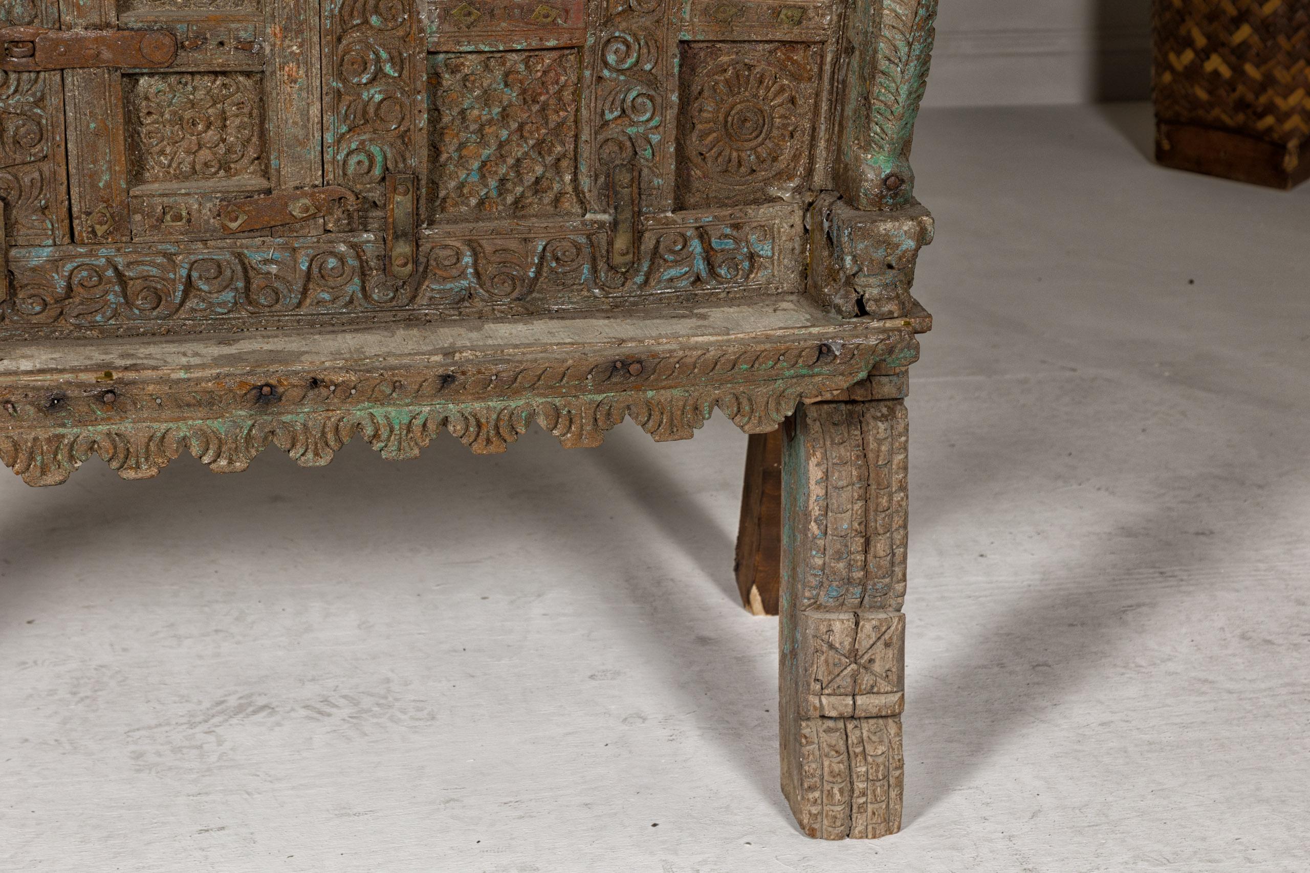 Indischer antiker Damachiya Hochzeitsschrank auf Beinen mit geschnitztem Dekor im Angebot 3