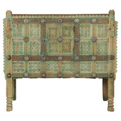 Cabinet de mariage indien antique Damachiya peint en vert sur pieds avec décor sculpté