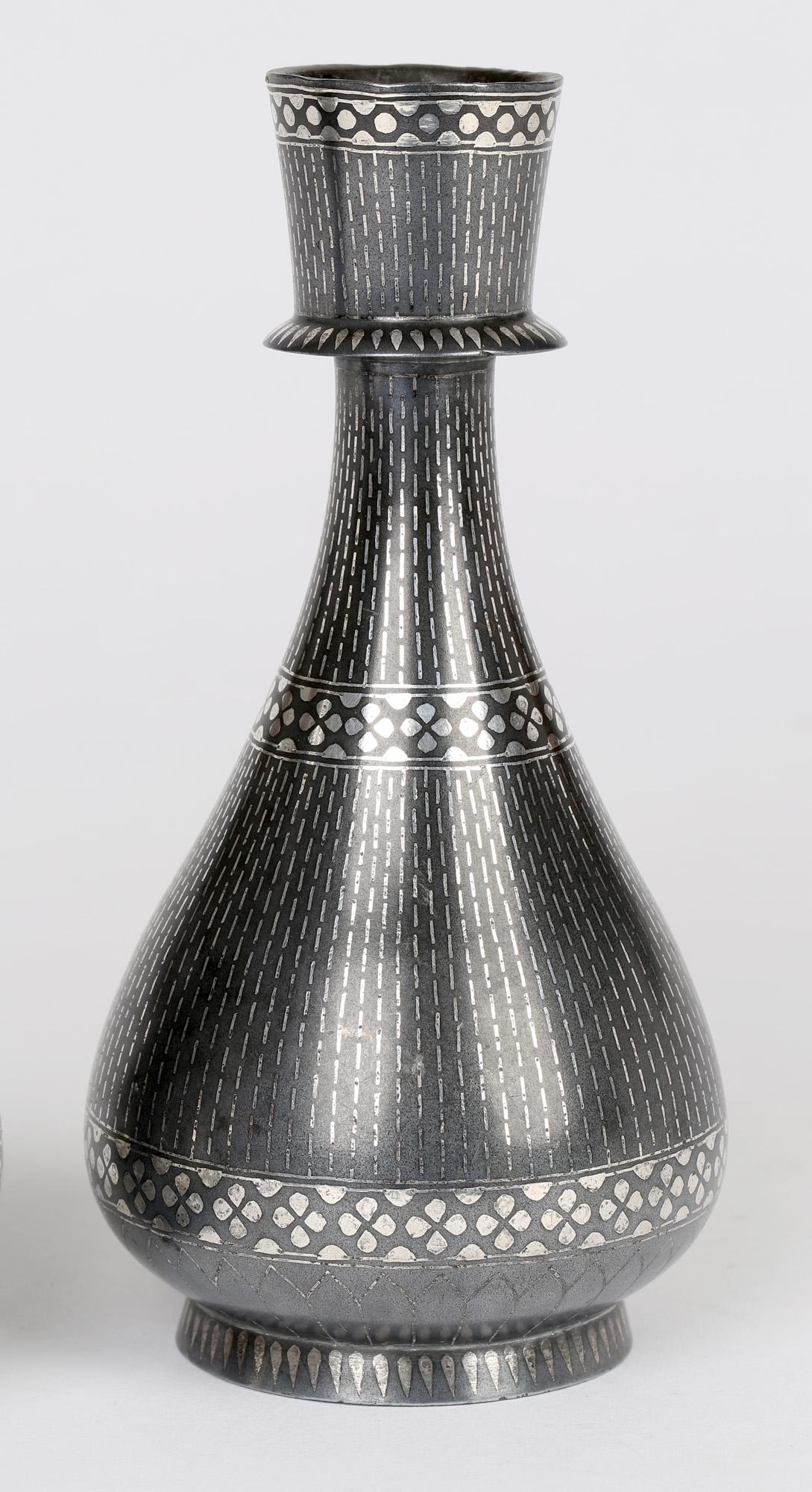 Paire de vases indiens anciens Bidri Ware en métal recouvert d'argent en vente 5