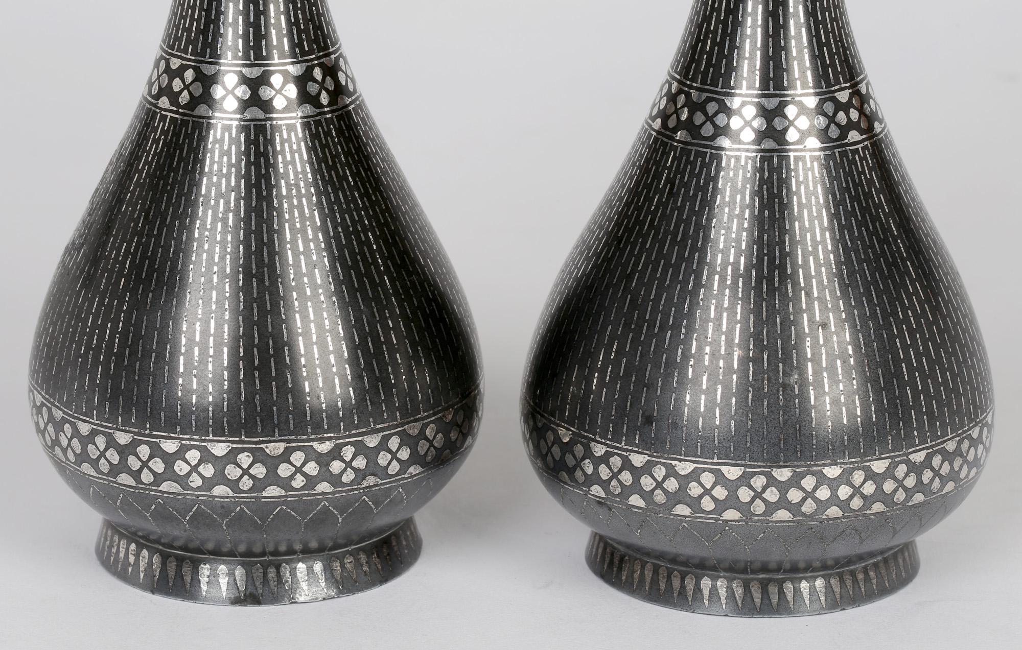 Indisches antikes Paar Bidri Ware Silber-Overlay-Metallvasen im Angebot 12