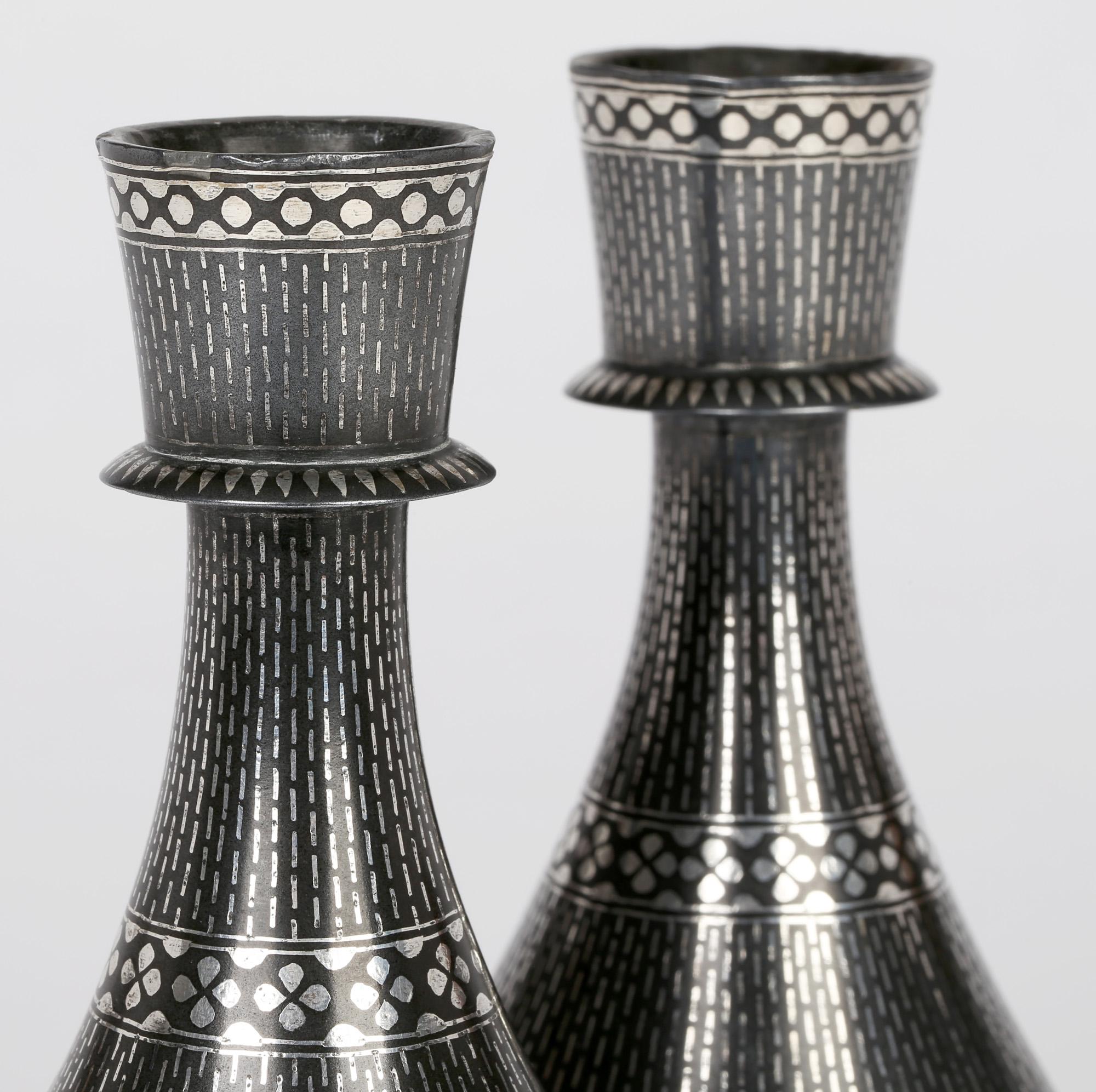 Paire de vases indiens anciens Bidri Ware en métal recouvert d'argent en vente 11