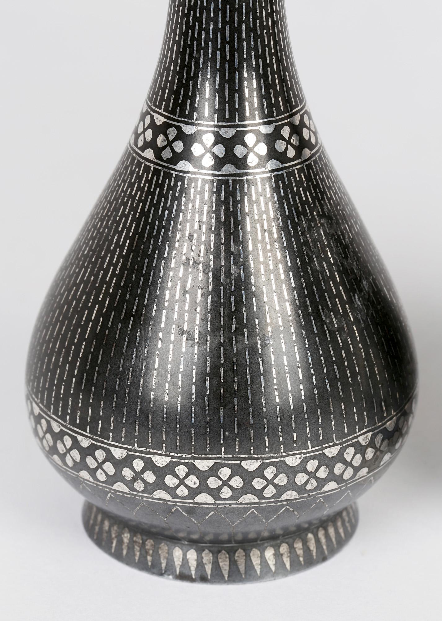 Anglo-indien Paire de vases indiens anciens Bidri Ware en métal recouvert d'argent en vente
