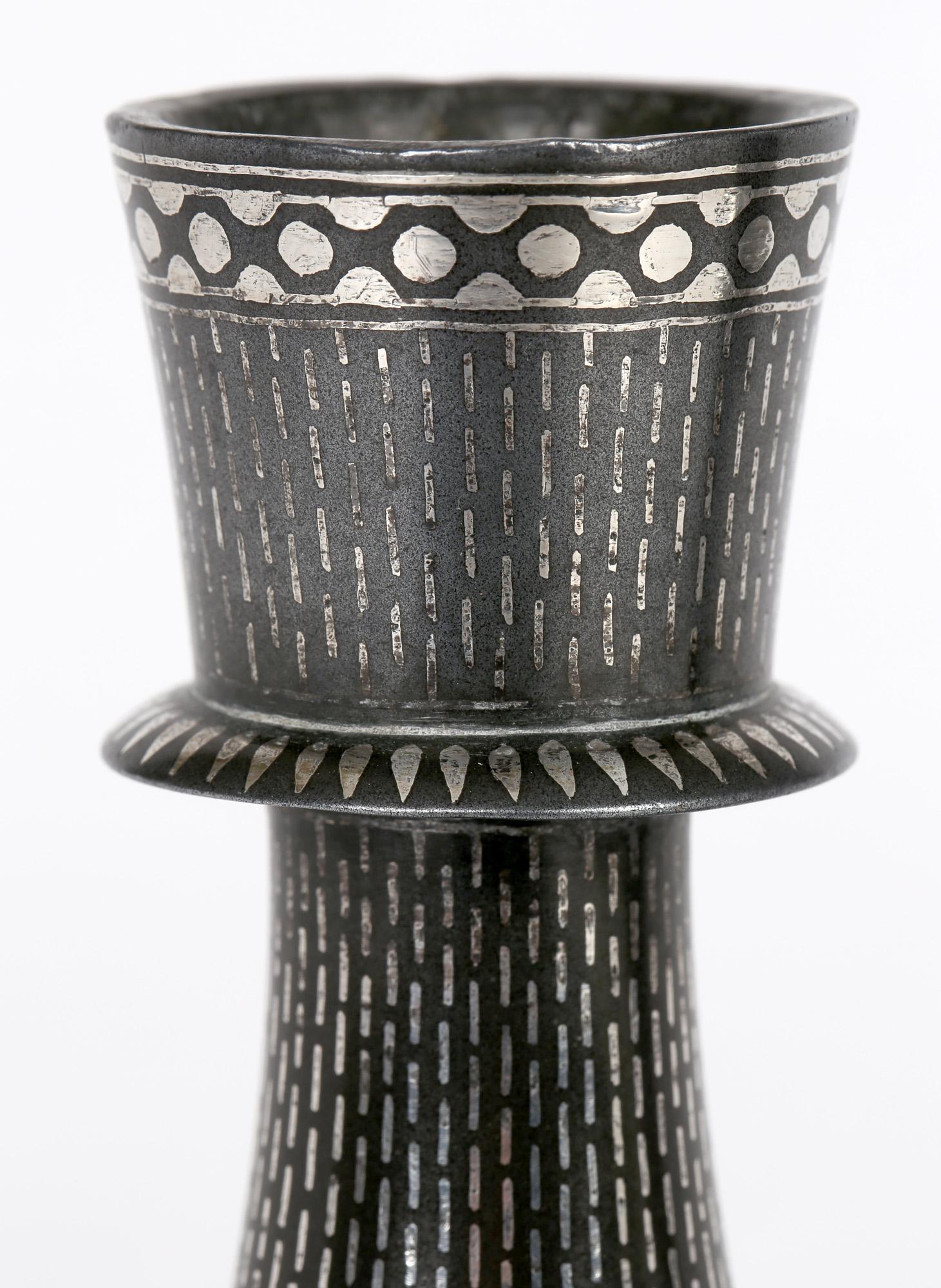 Argenté Paire de vases indiens anciens Bidri Ware en métal recouvert d'argent en vente