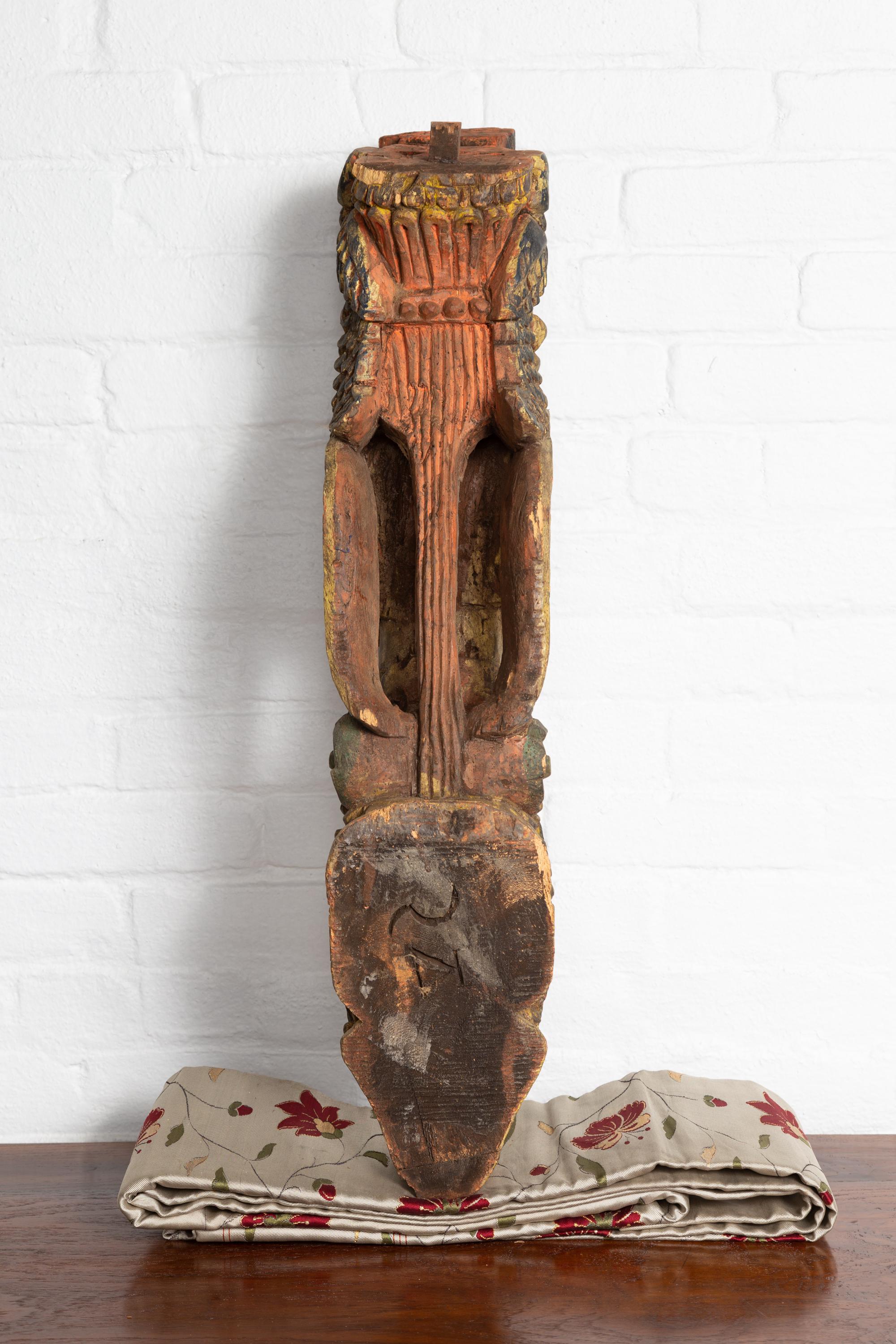 Statue indienne ancienne polychrome sculptée à la main représentant un musicien céleste en vente 6