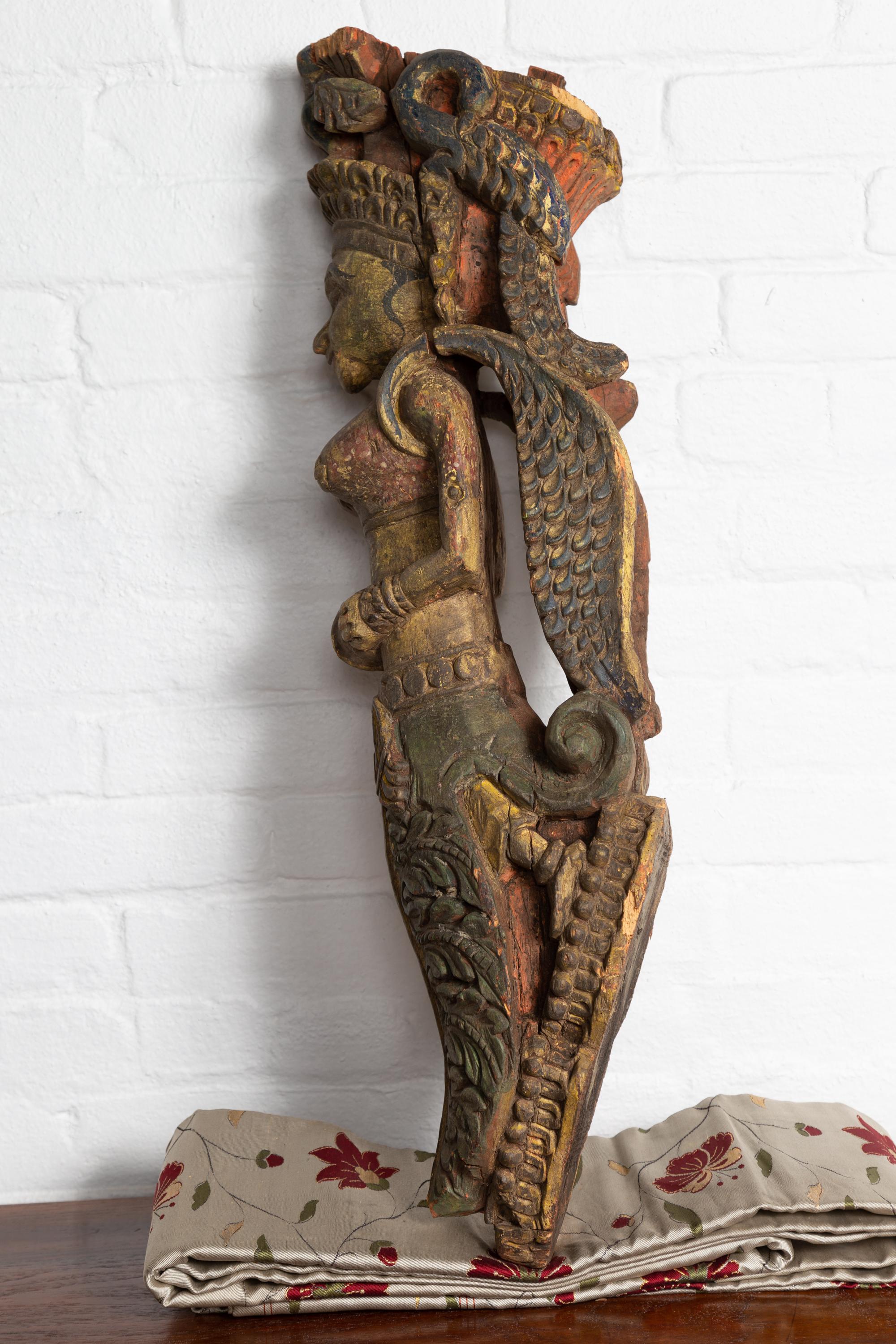 Statue indienne ancienne polychrome sculptée à la main représentant un musicien céleste en vente 8