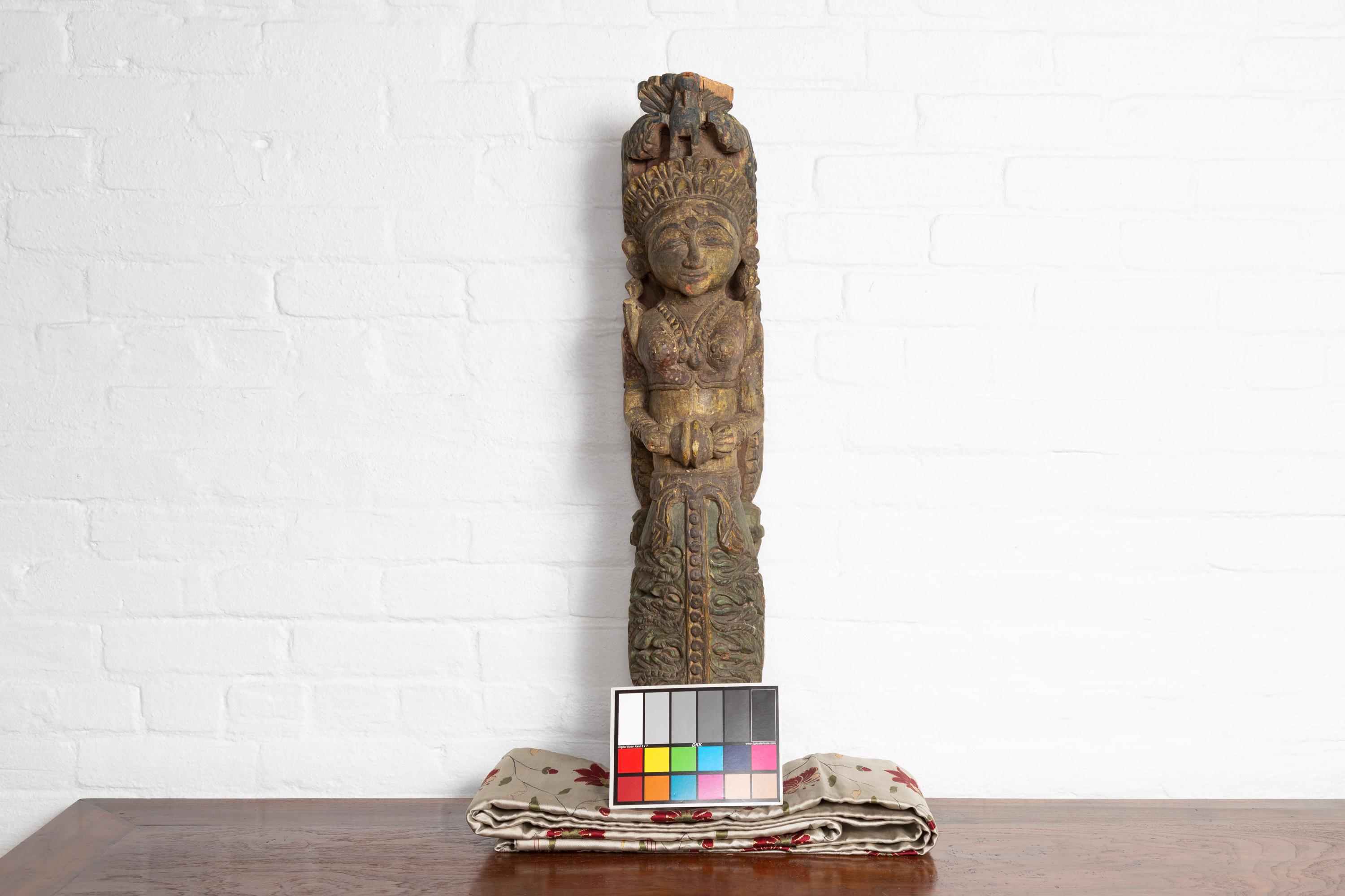 Statue indienne ancienne polychrome sculptée à la main représentant un musicien céleste en vente 9