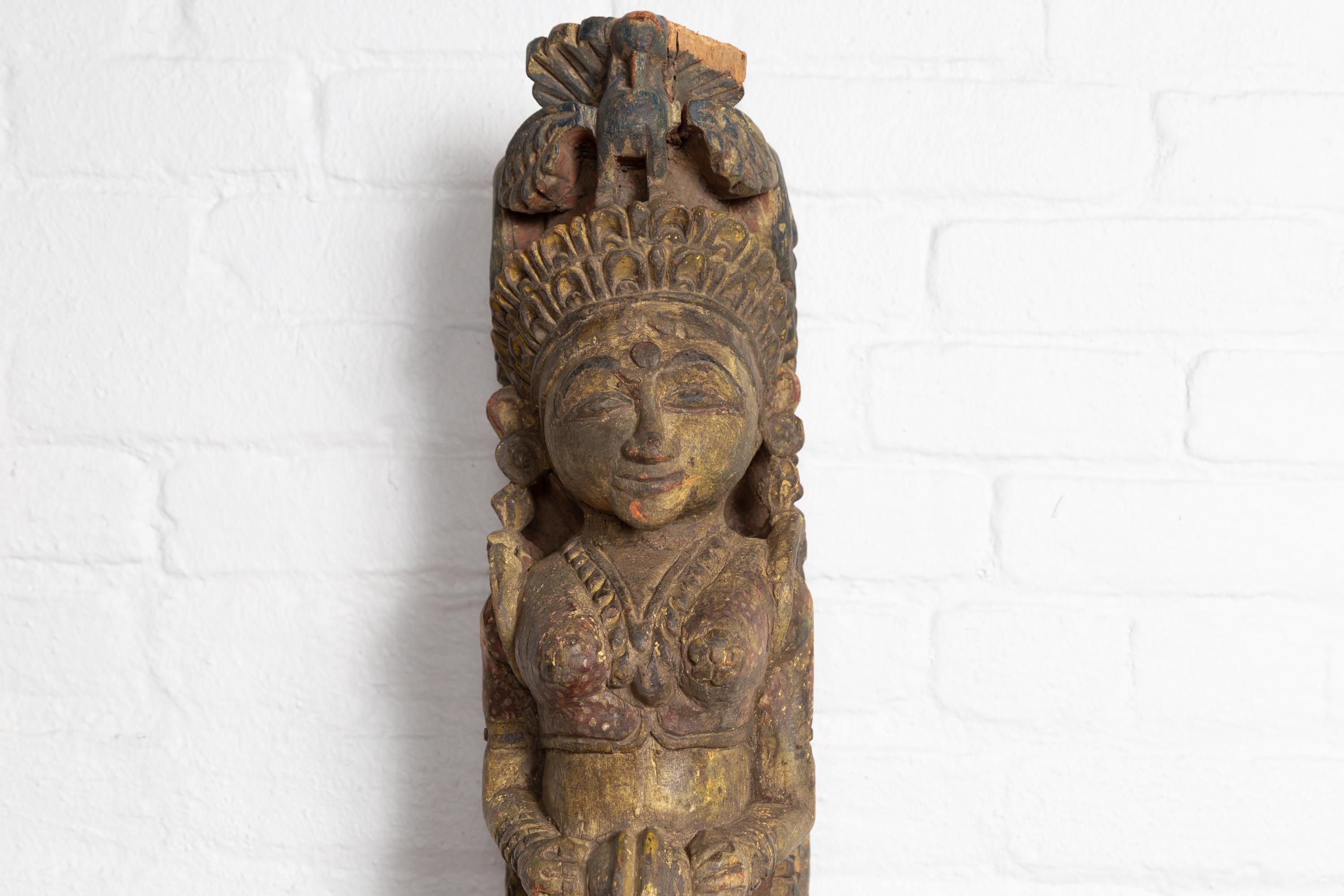 Indien Statue indienne ancienne polychrome sculptée à la main représentant un musicien céleste en vente