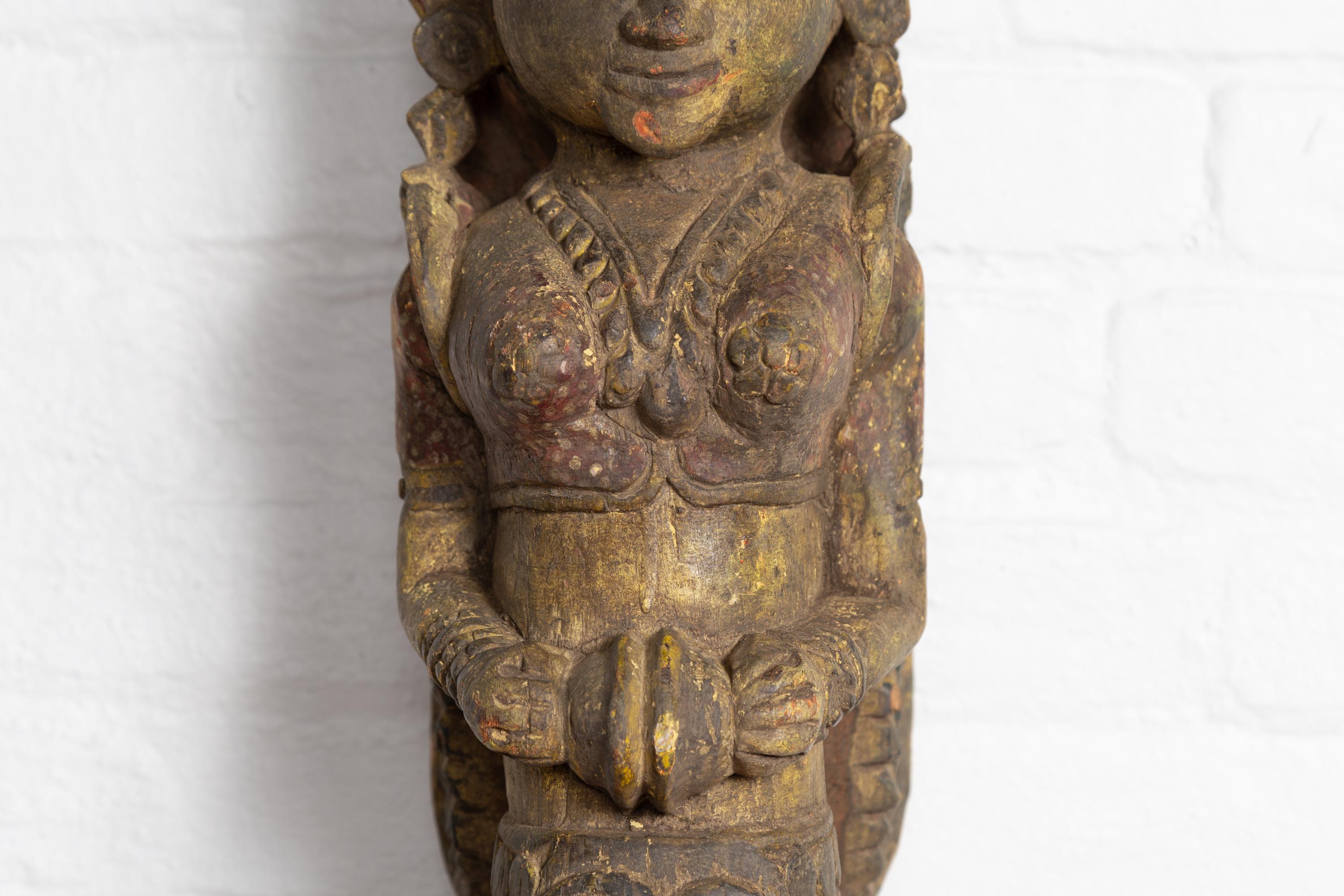 Statue indienne ancienne polychrome sculptée à la main représentant un musicien céleste Bon état - En vente à Yonkers, NY