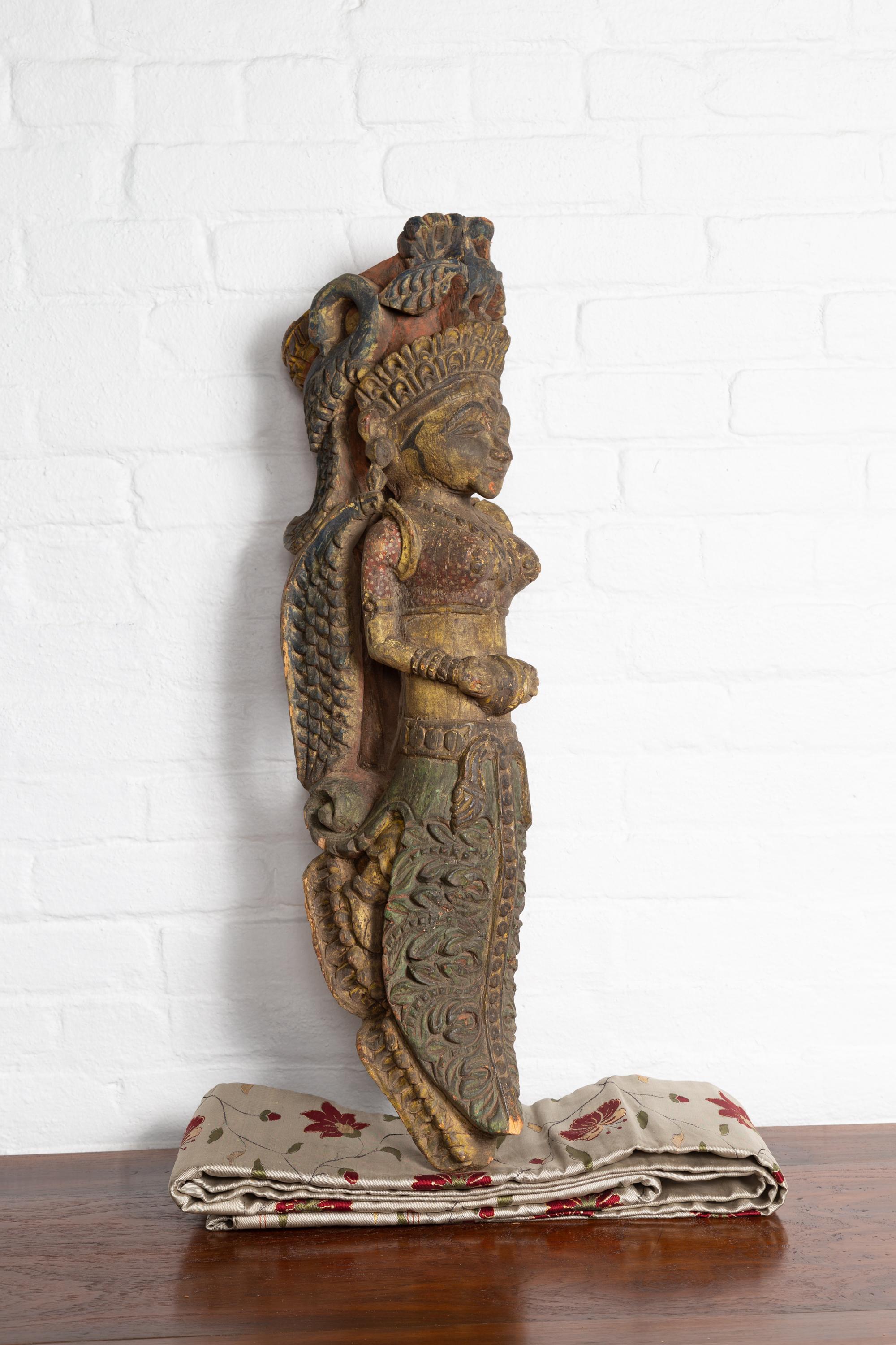 Bois Statue indienne ancienne polychrome sculptée à la main représentant un musicien céleste en vente