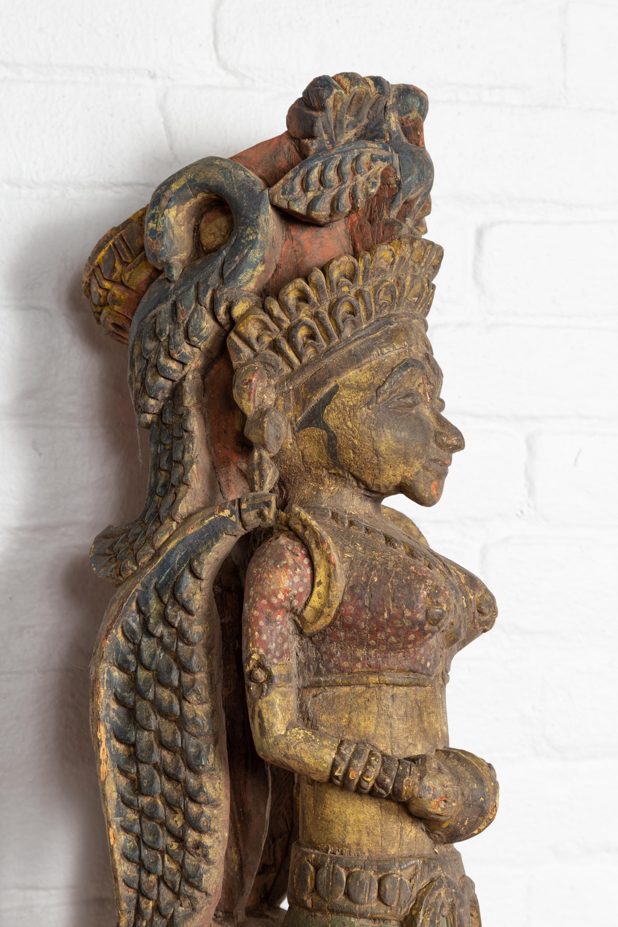 Statue indienne ancienne polychrome sculptée à la main représentant un musicien céleste en vente 1