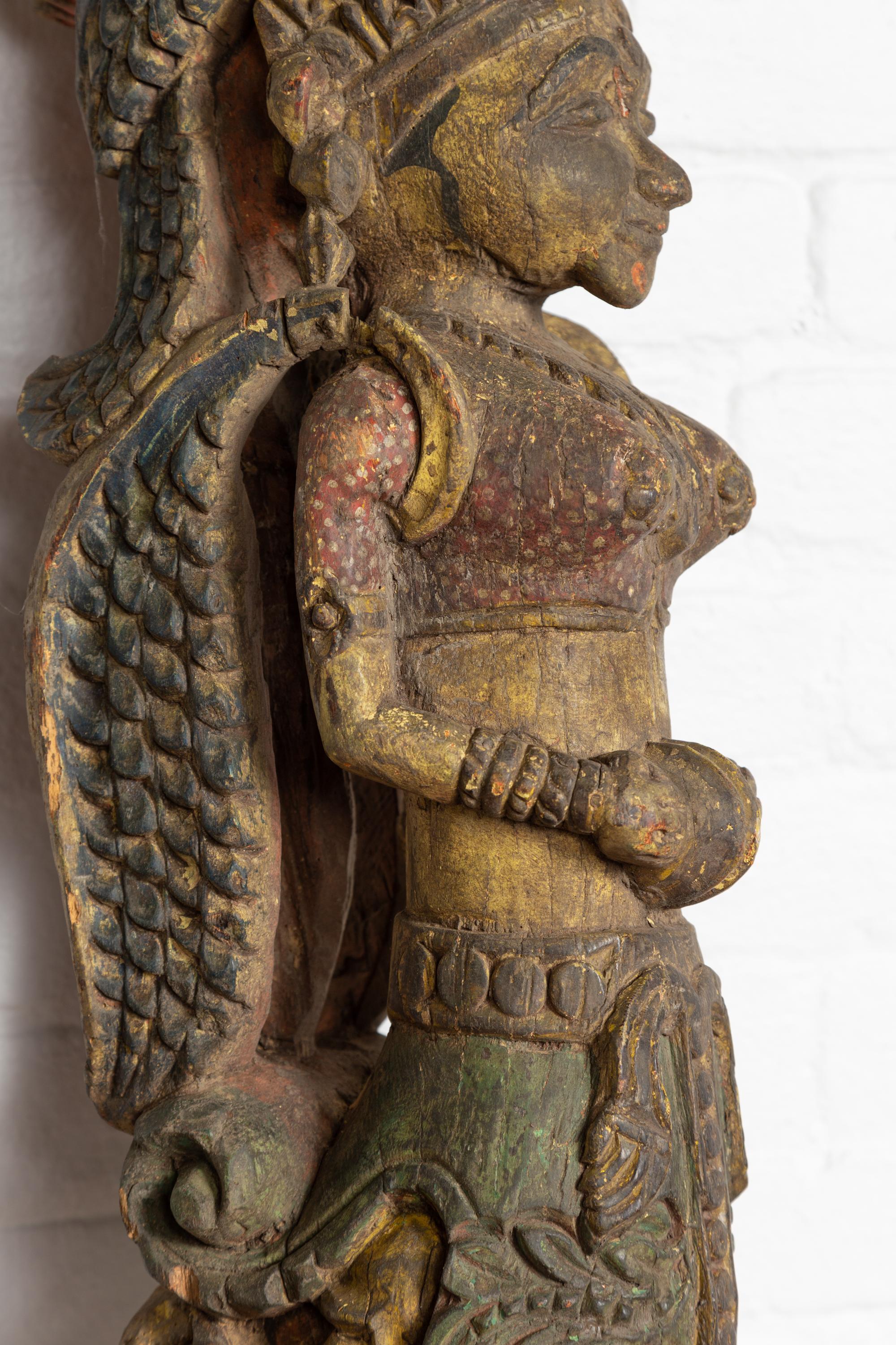 Statue indienne ancienne polychrome sculptée à la main représentant un musicien céleste en vente 2