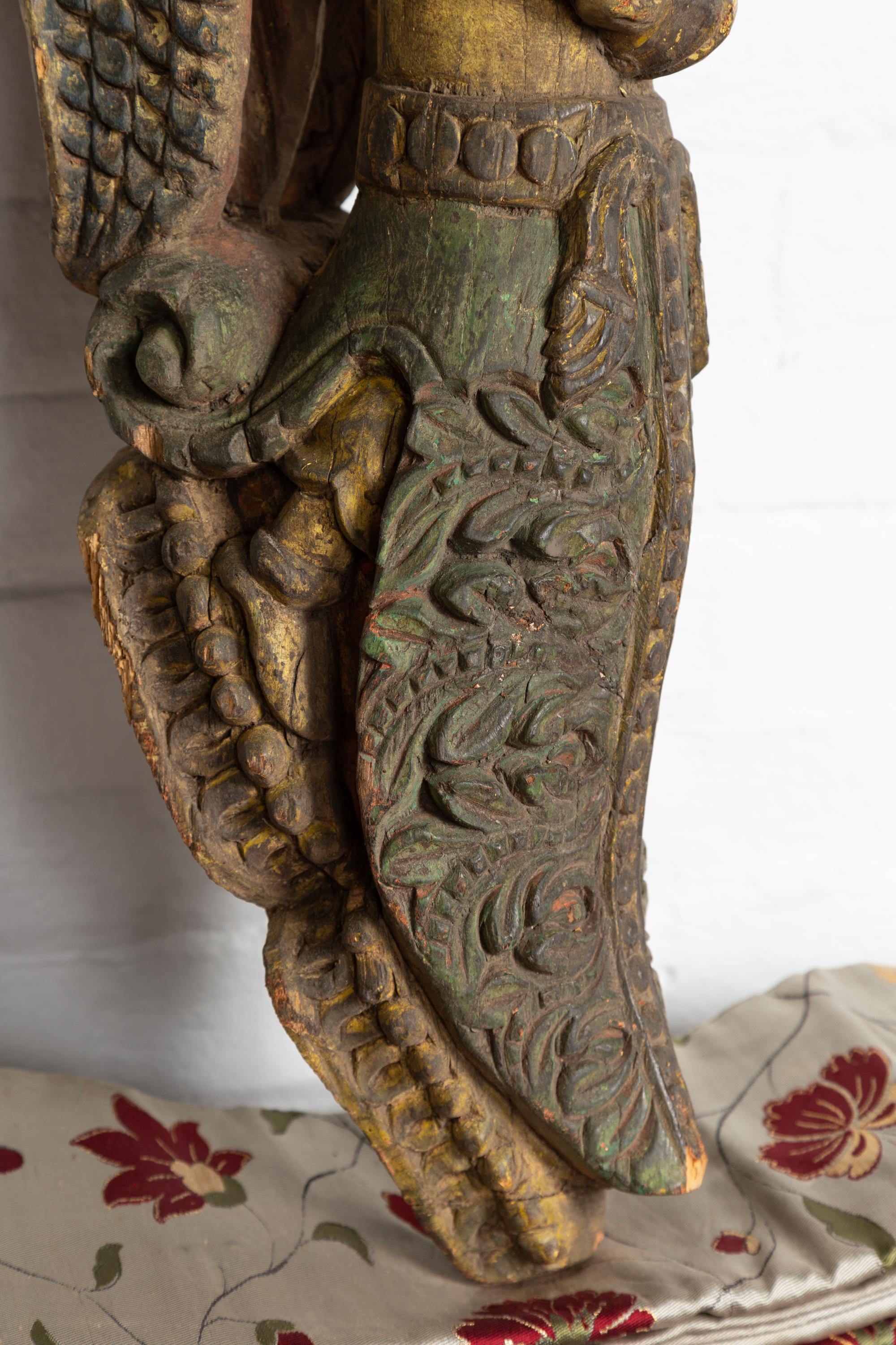 Statue indienne ancienne polychrome sculptée à la main représentant un musicien céleste en vente 3
