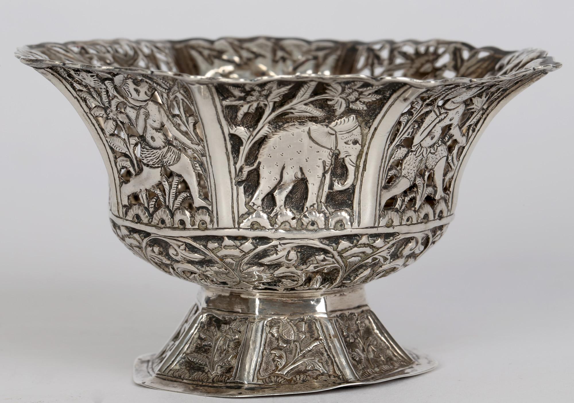 Indische antike Silberschale im anthropomorphen Design mit Tieren aus Indien (Anglo-indisch) im Angebot