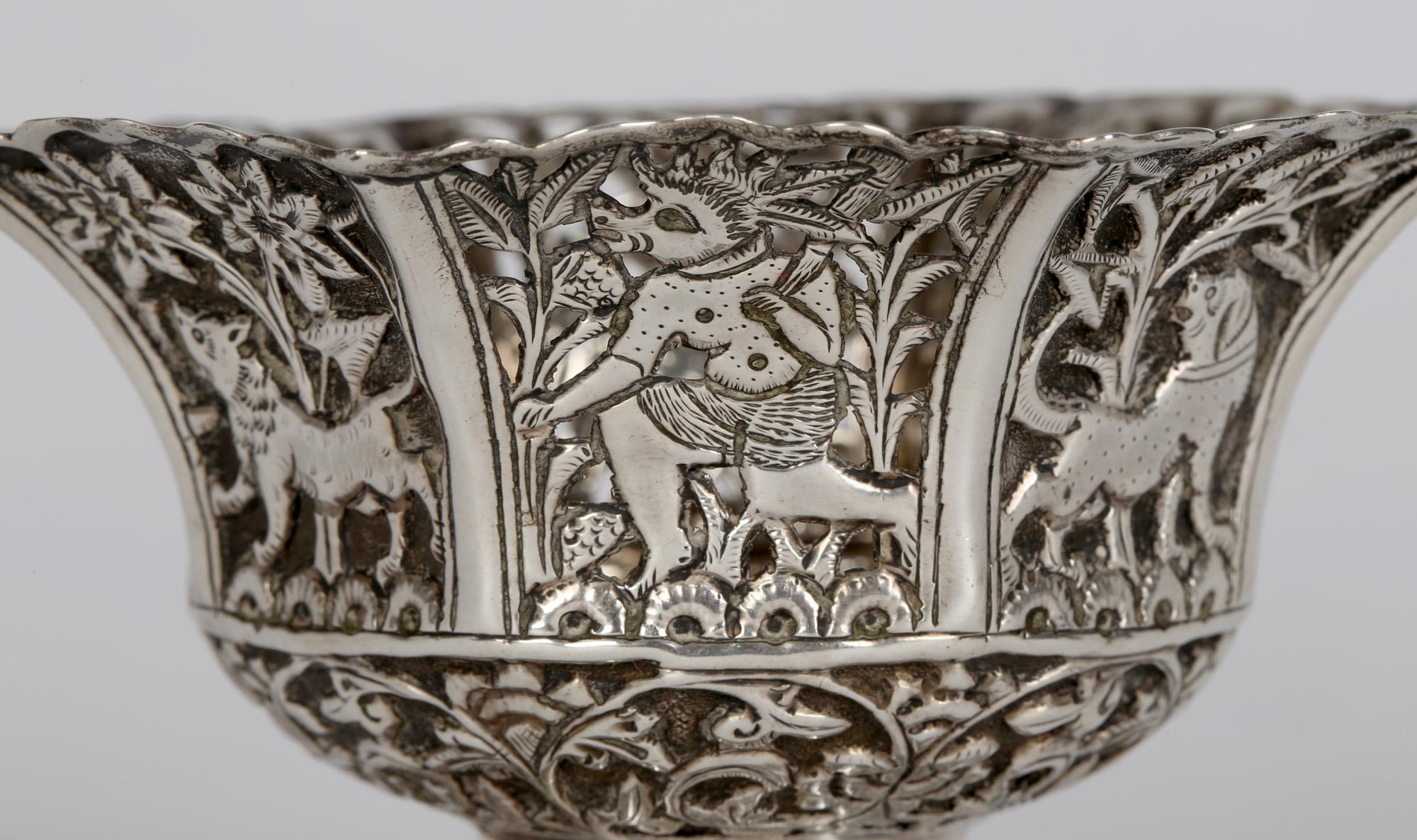 Indische antike Silberschale im anthropomorphen Design mit Tieren aus Indien (19. Jahrhundert) im Angebot