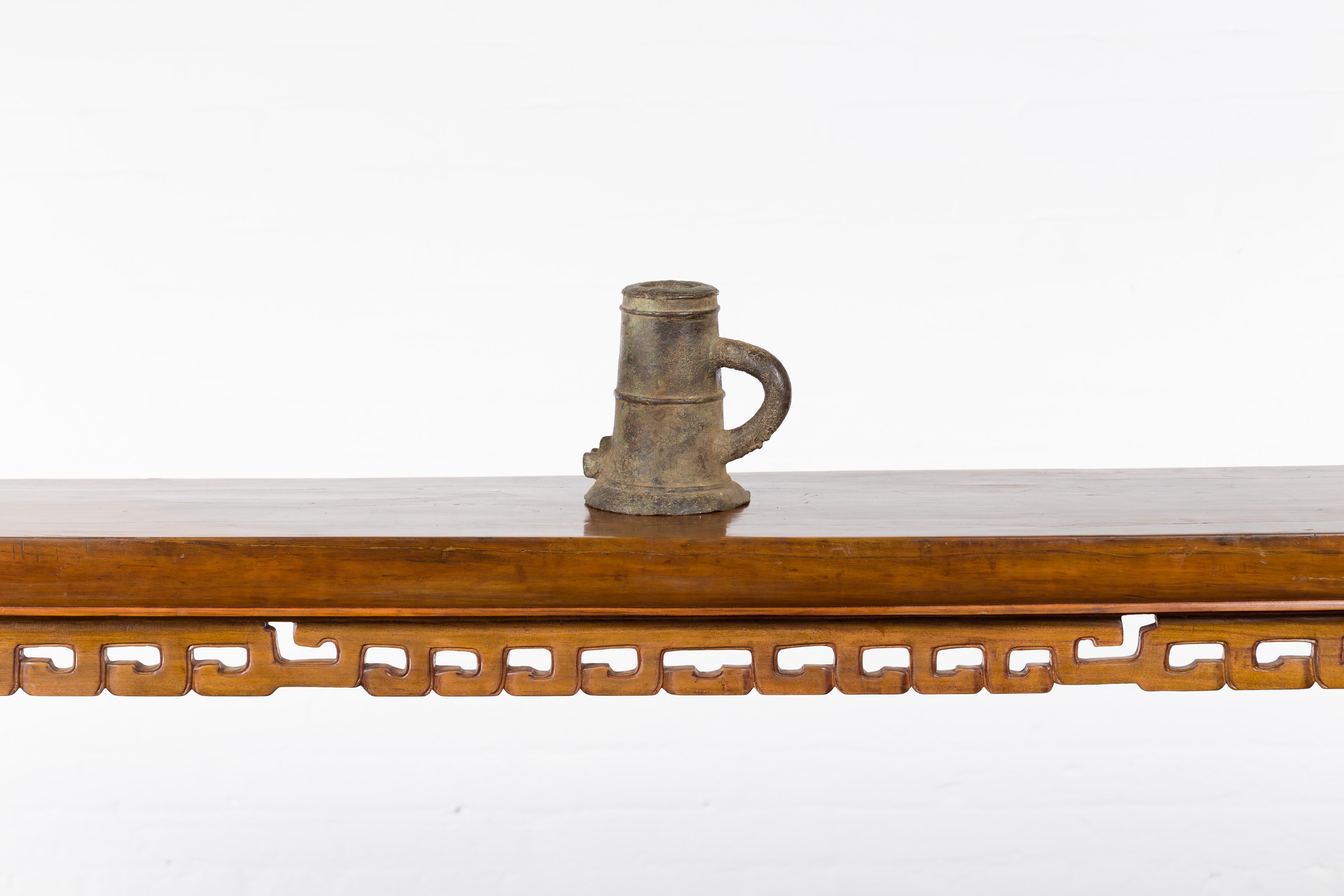 Un pot de fusion indien ancien du 19ème siècle, avec poignée arrière, bec avant et belle patine. Créé en Inde au XIXe siècle, ce creuset, utilisé pour fondre les métaux en un liquide à verser dans un moule, constituera une belle addition décorative