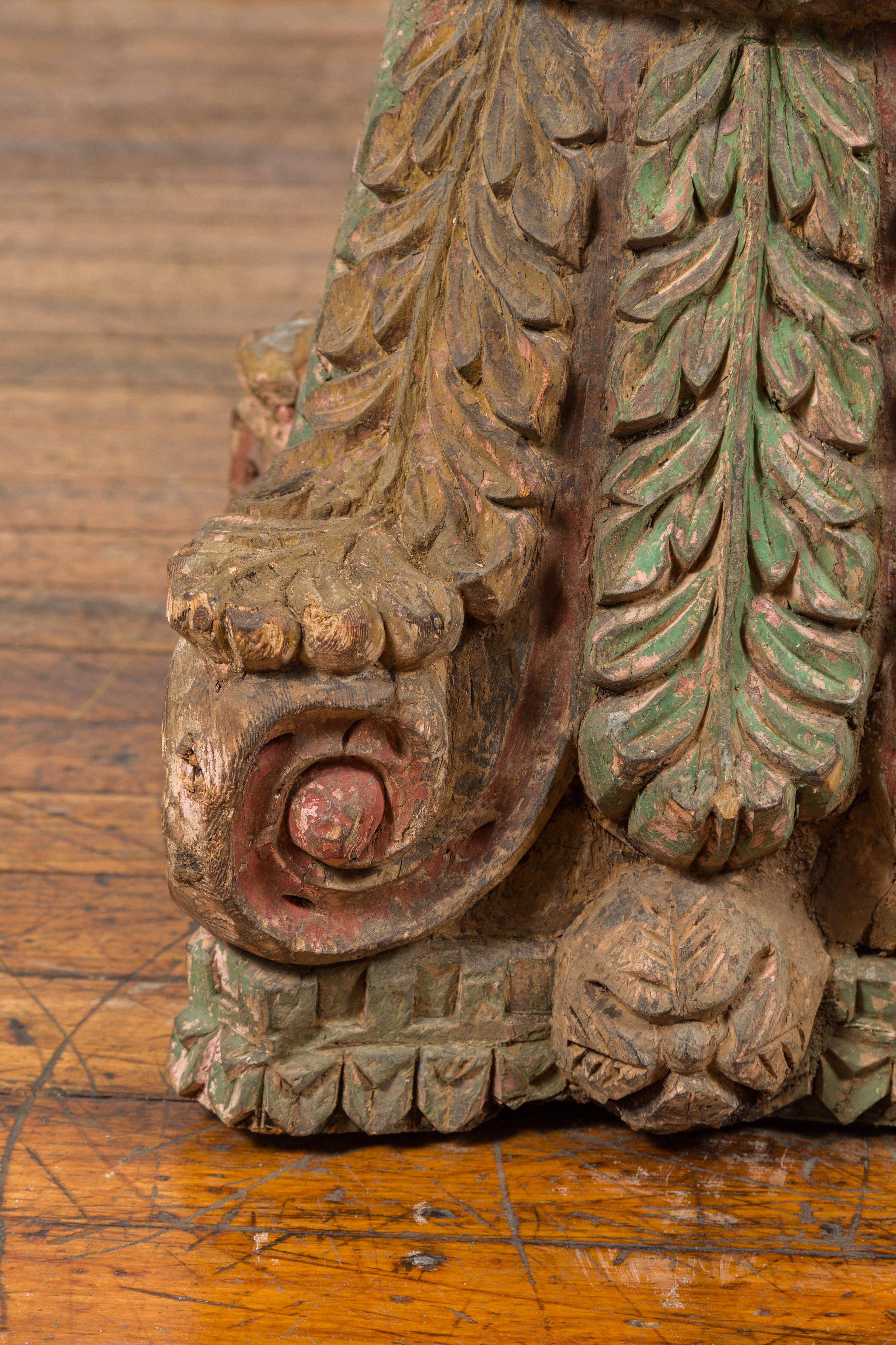 Antike indische, geschnitzte Tempel-Kapitole mit originaler grüner und roter Originalfarbener Laubsägearbeit (Holz) im Angebot