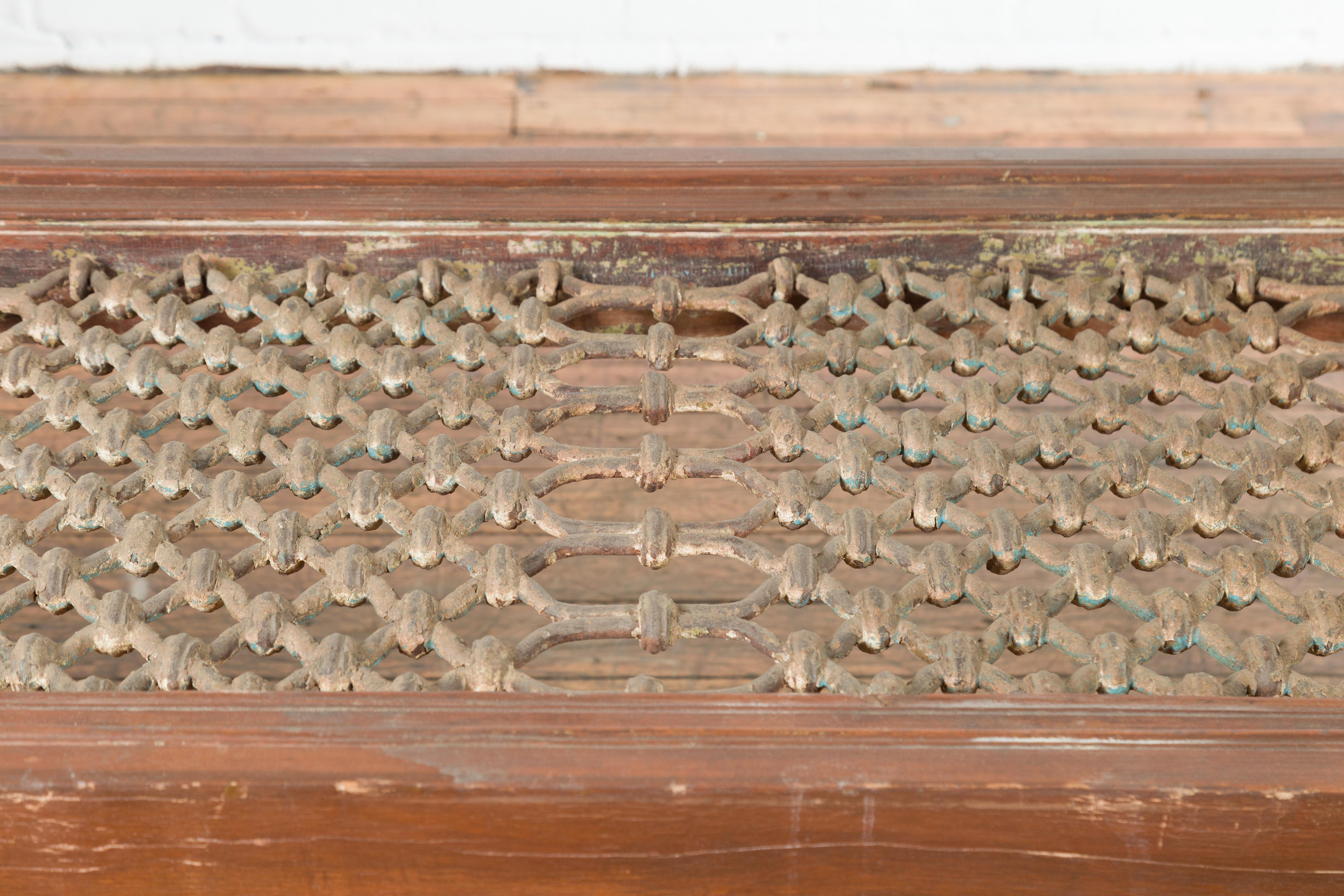 Fer Grille de fenêtre indienne ancienne transformée en table basse avec pieds à balustre tournés en vente