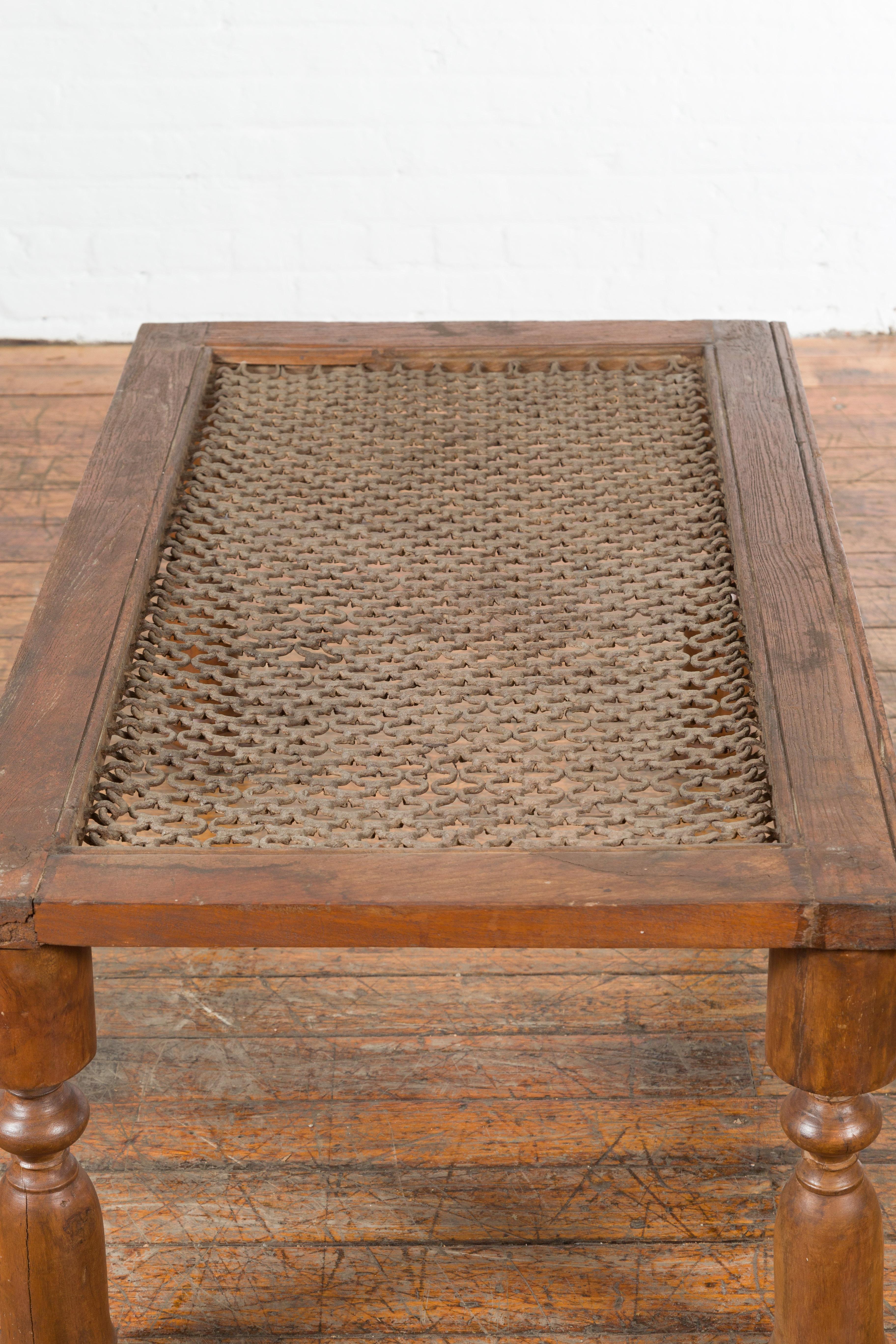 Grille de fenêtre indienne ancienne transformée en table basse avec pieds à balustre tournés en vente 1