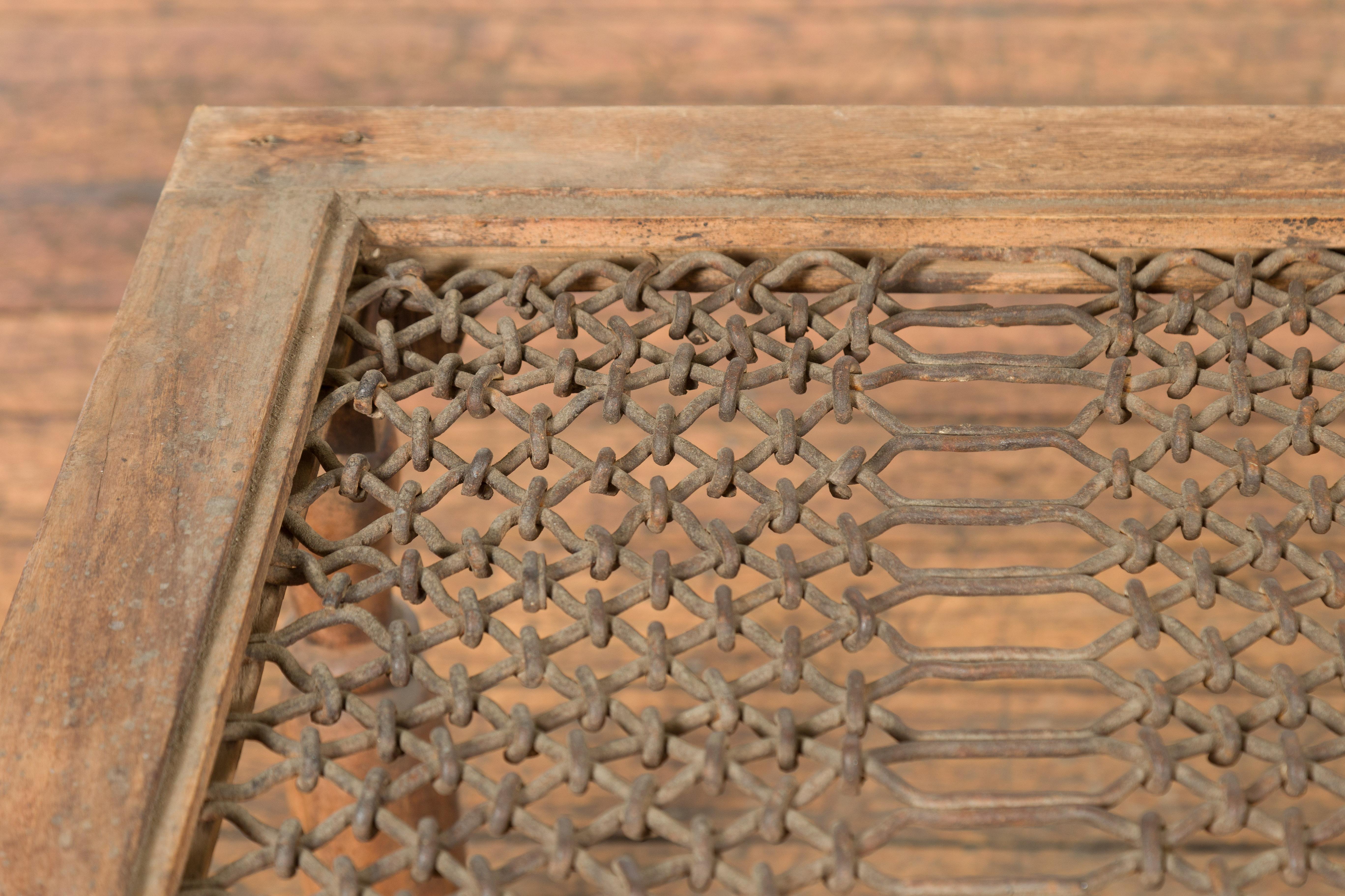 Grille de fenêtre indienne ancienne transformée en table basse avec pieds à balustre tournés en vente 1