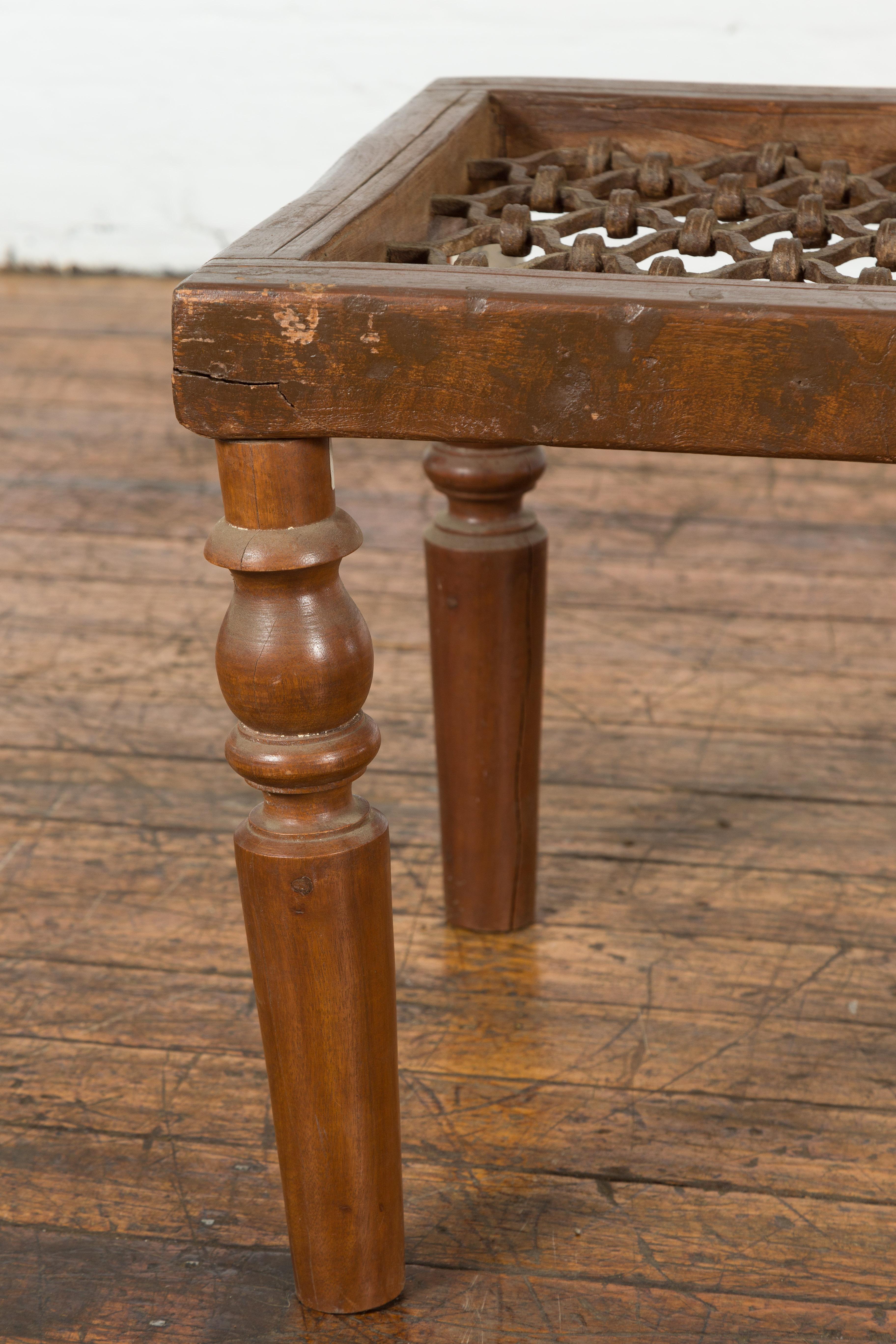Grille de fenêtre indienne ancienne transformée en table basse avec pieds à balustre tournés en vente 2