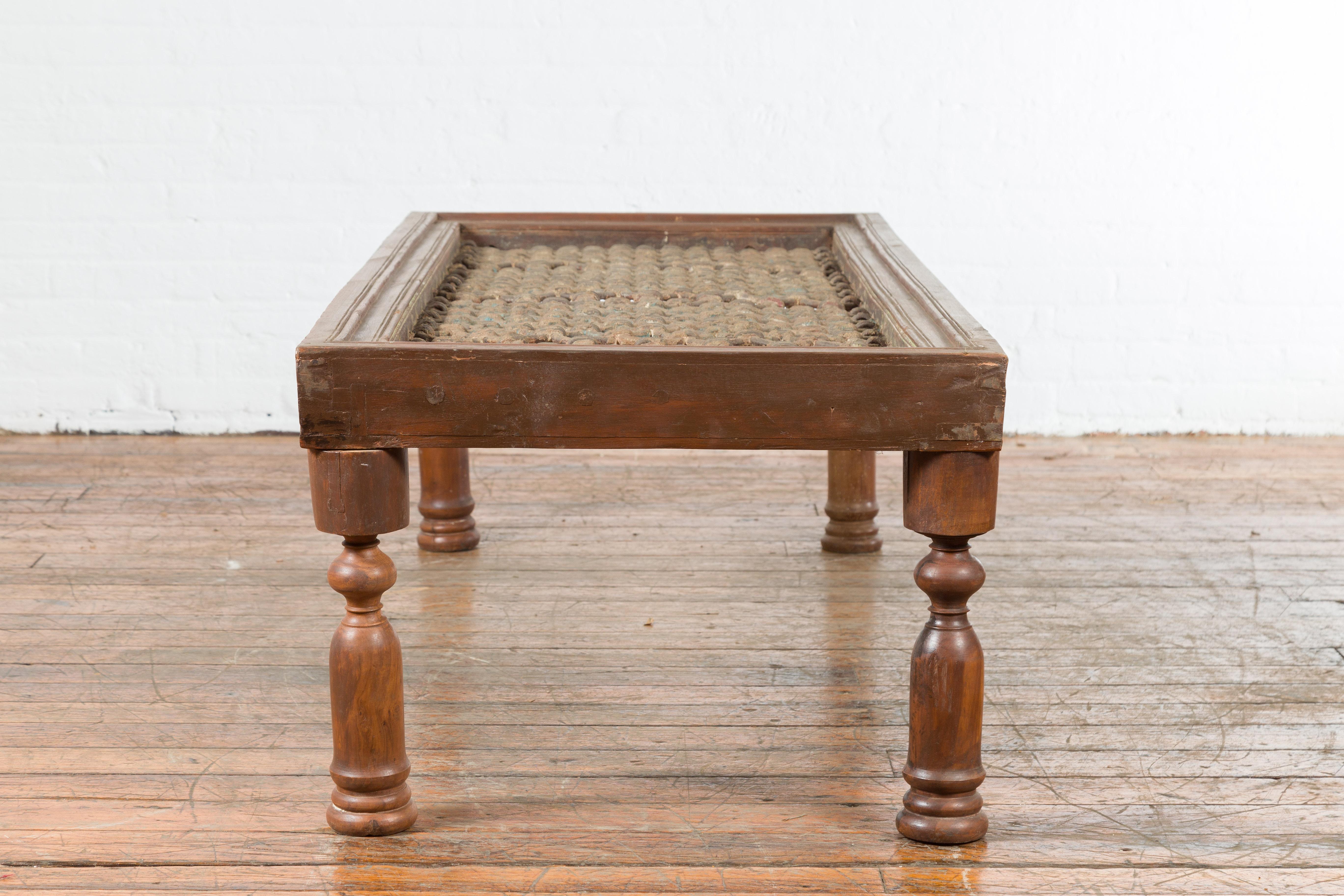 Grille de fenêtre indienne ancienne transformée en table basse avec pieds à balustre tournés en vente 3