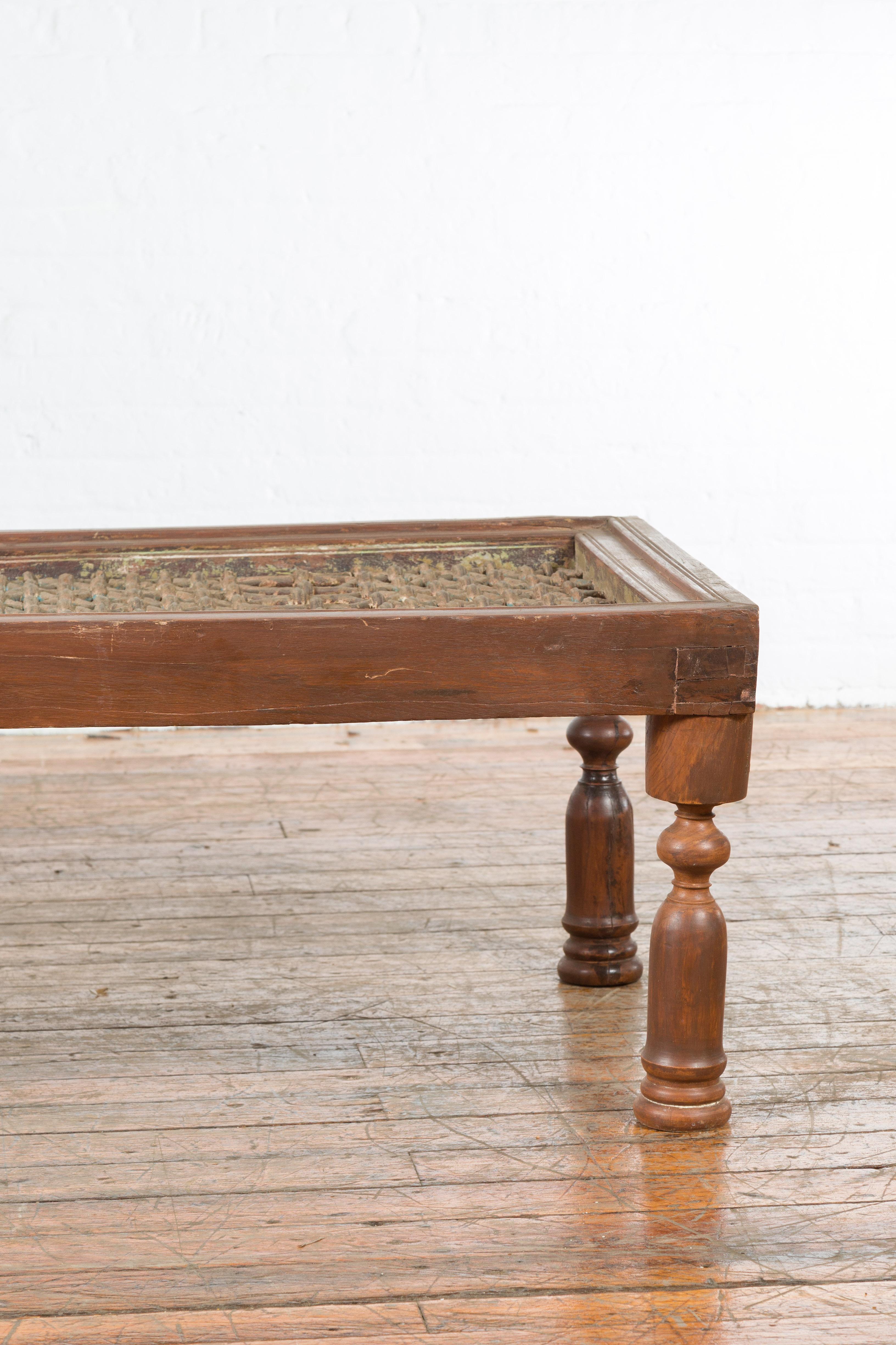 Indien Grille de fenêtre indienne ancienne transformée en table basse avec pieds à balustre tournés en vente