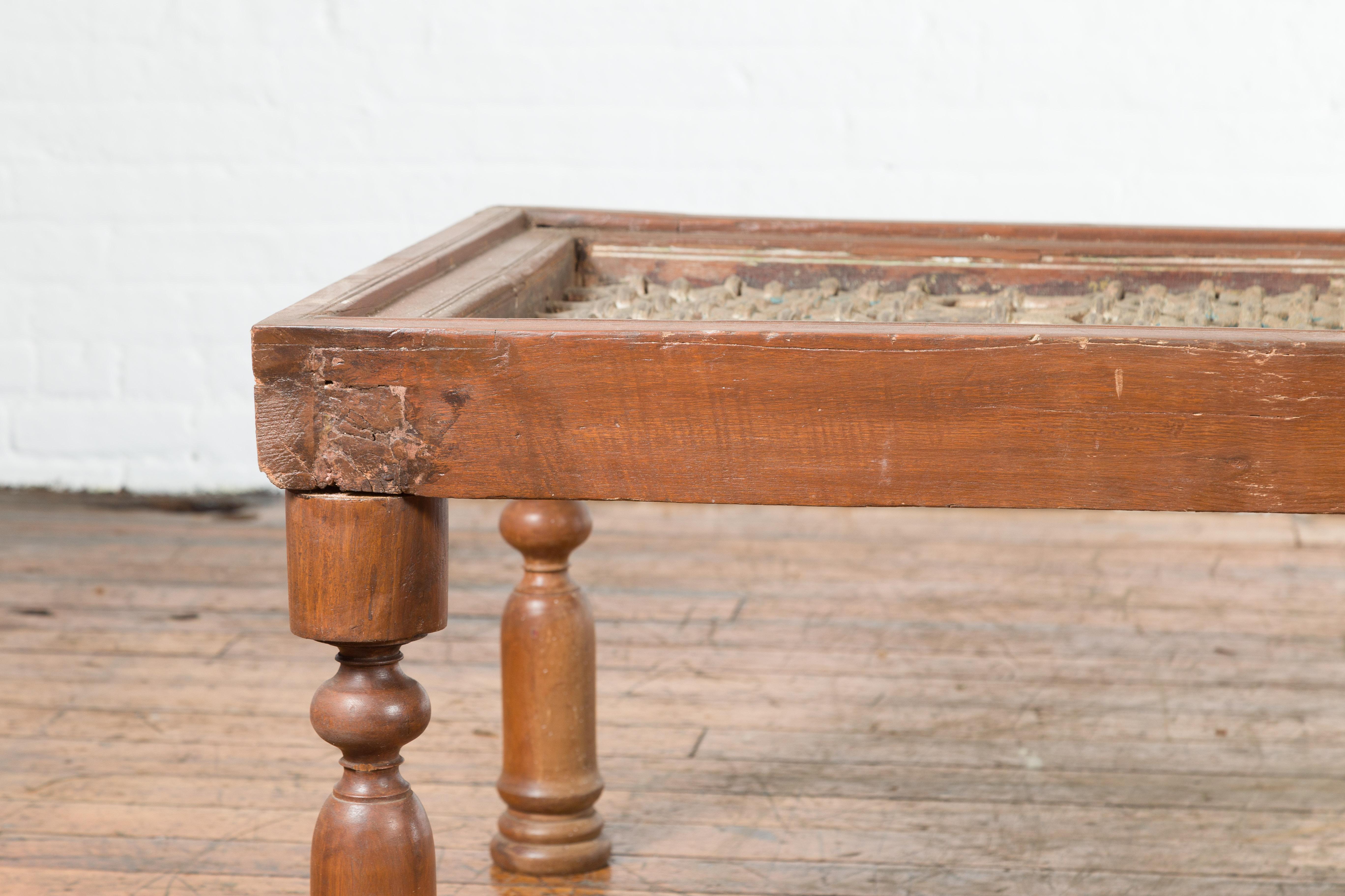 Tourné Grille de fenêtre indienne ancienne transformée en table basse avec pieds à balustre tournés en vente