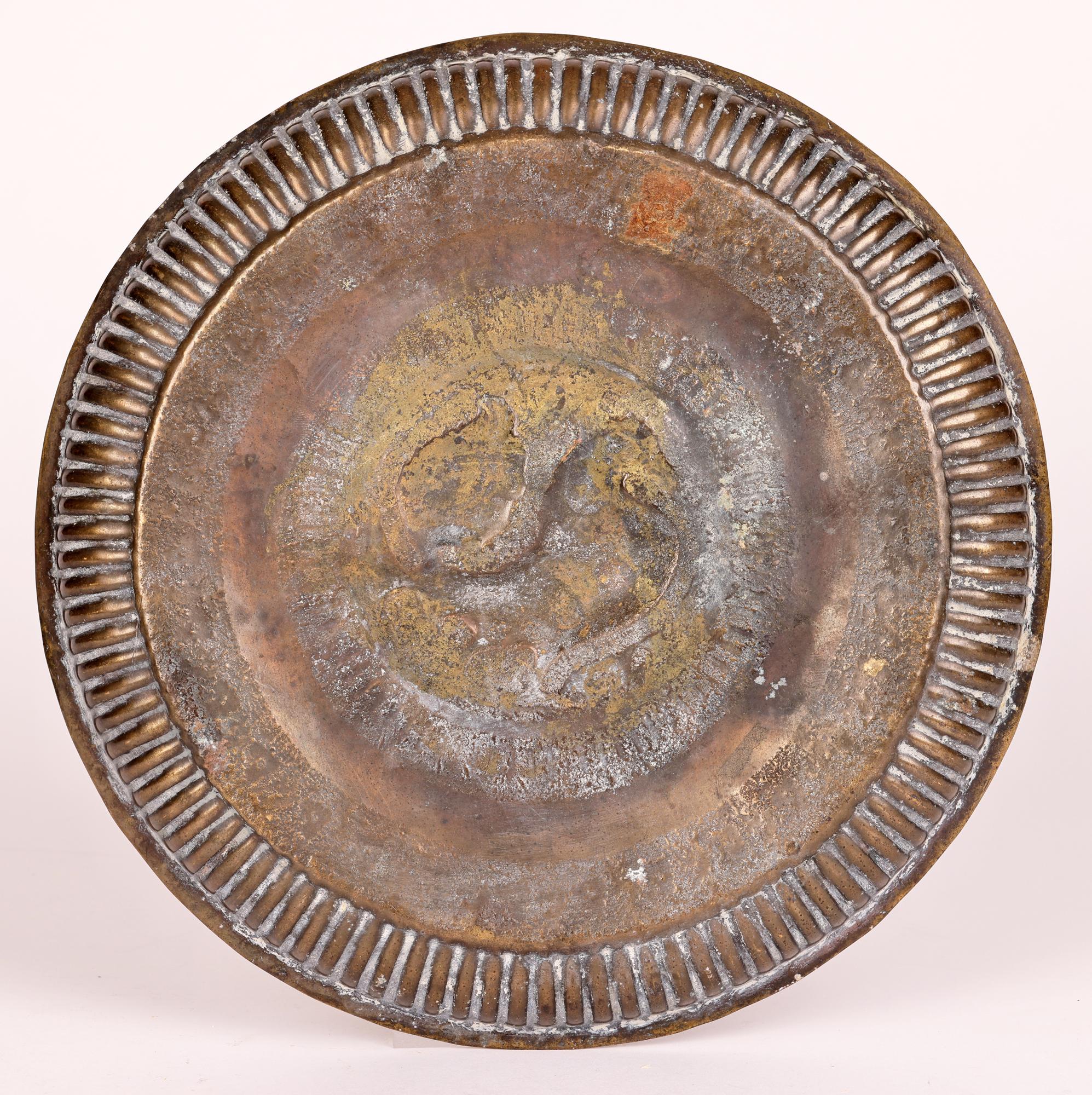 Aumône indienne asiatique en laiton antique avec motif d'oiseau Hamsa en vente 2