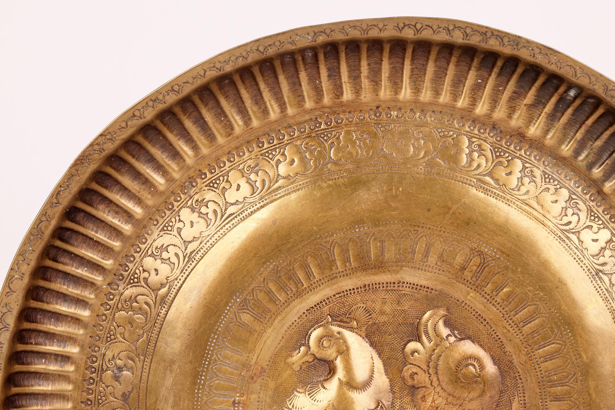 Plato Limosnero Asiático Indio de Latón Antiguo con Diseño de Pájaro Hamsa en venta 5