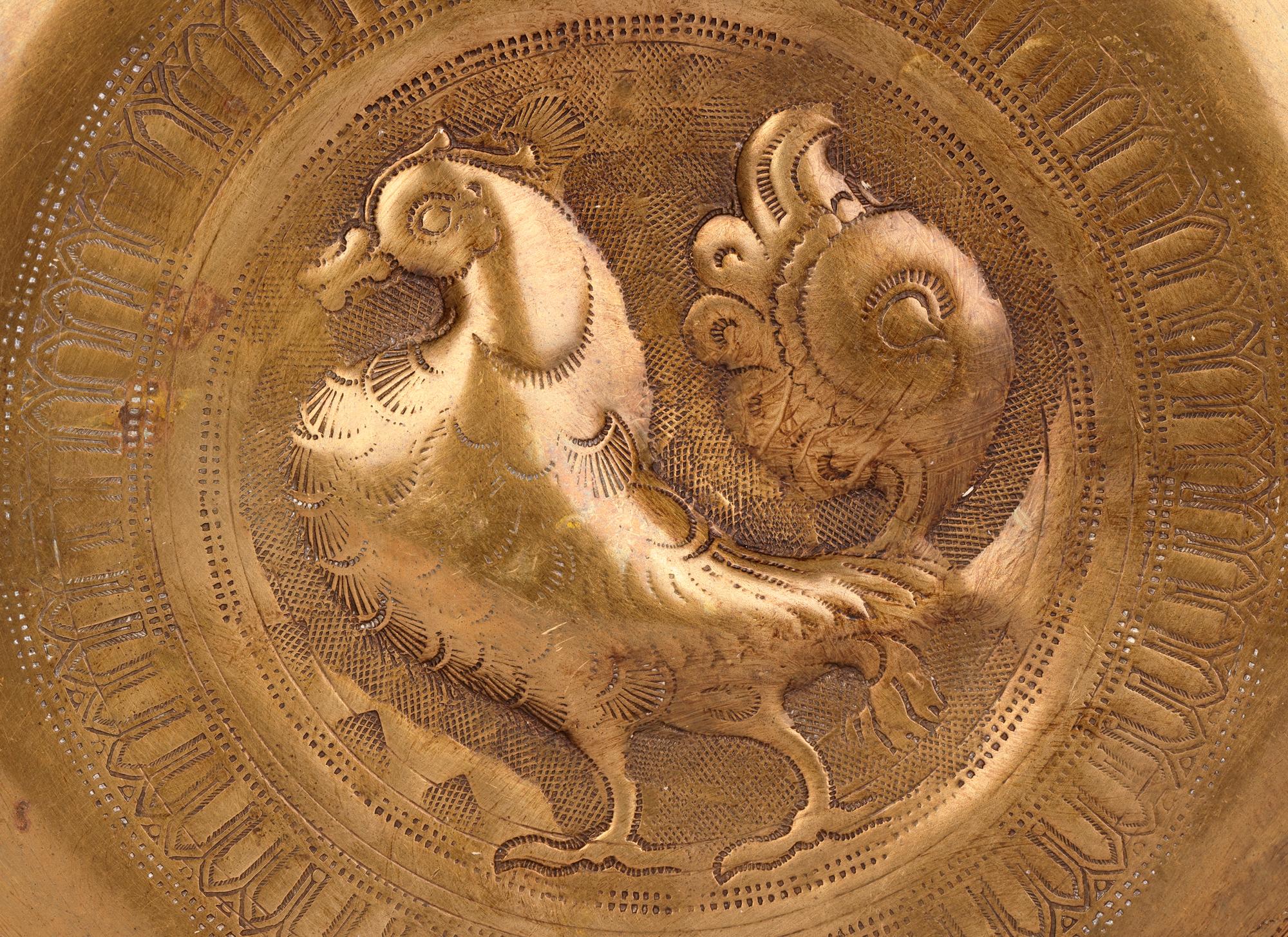 Eine feine antike asiatisch-indische Almosenschale aus Messing, die mit einem Hamsa-Vogel-Motiv versehen ist und aus dem 19. Jahrhundert stammt. 

Es wird angenommen, dass die Hamsa einem Zugvogel nachempfunden ist und es sich um eine Gans