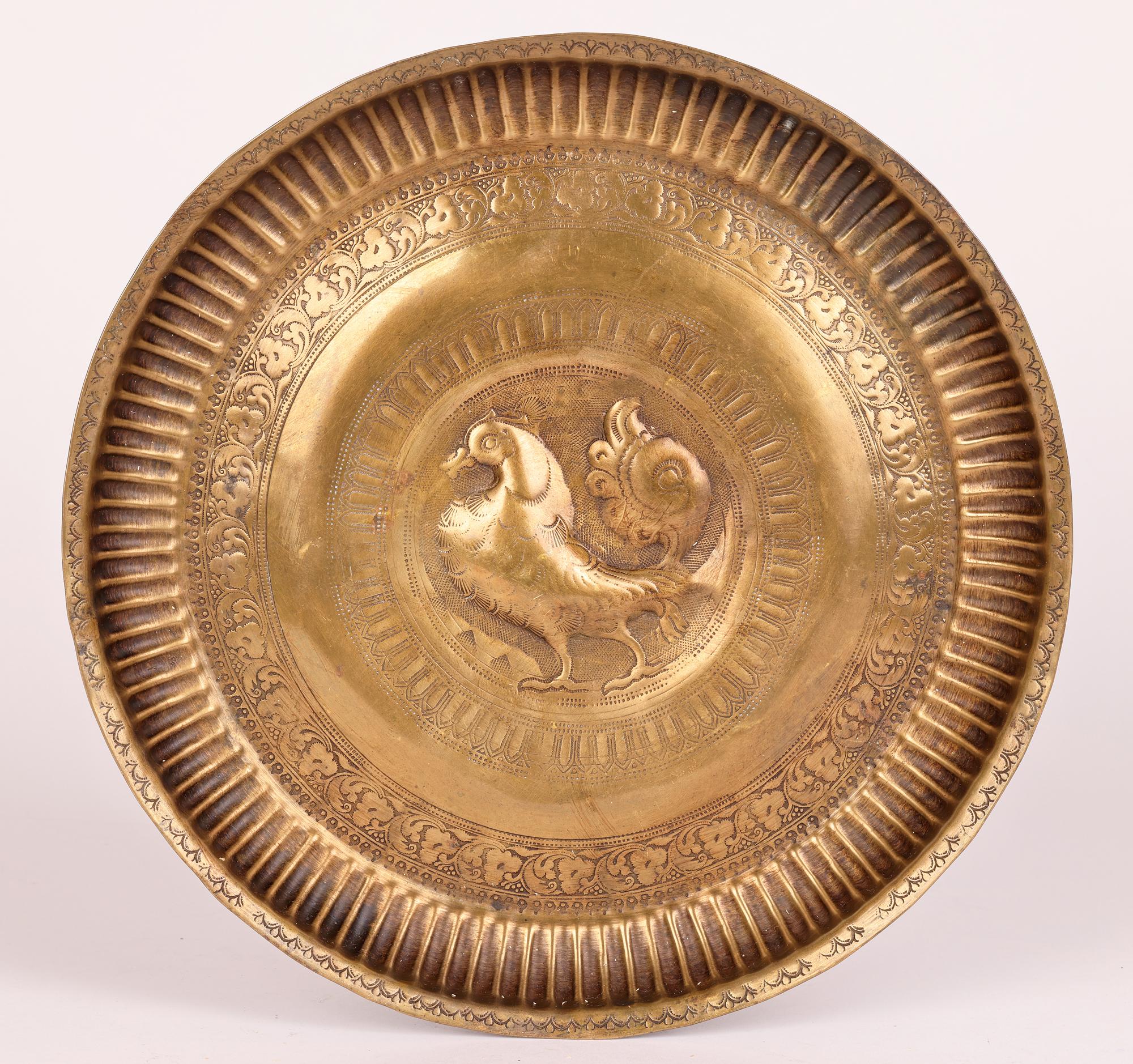 Indische asiatische antike Messing Almosenschale mit Hamsa Vogel Design (19. Jahrhundert) im Angebot