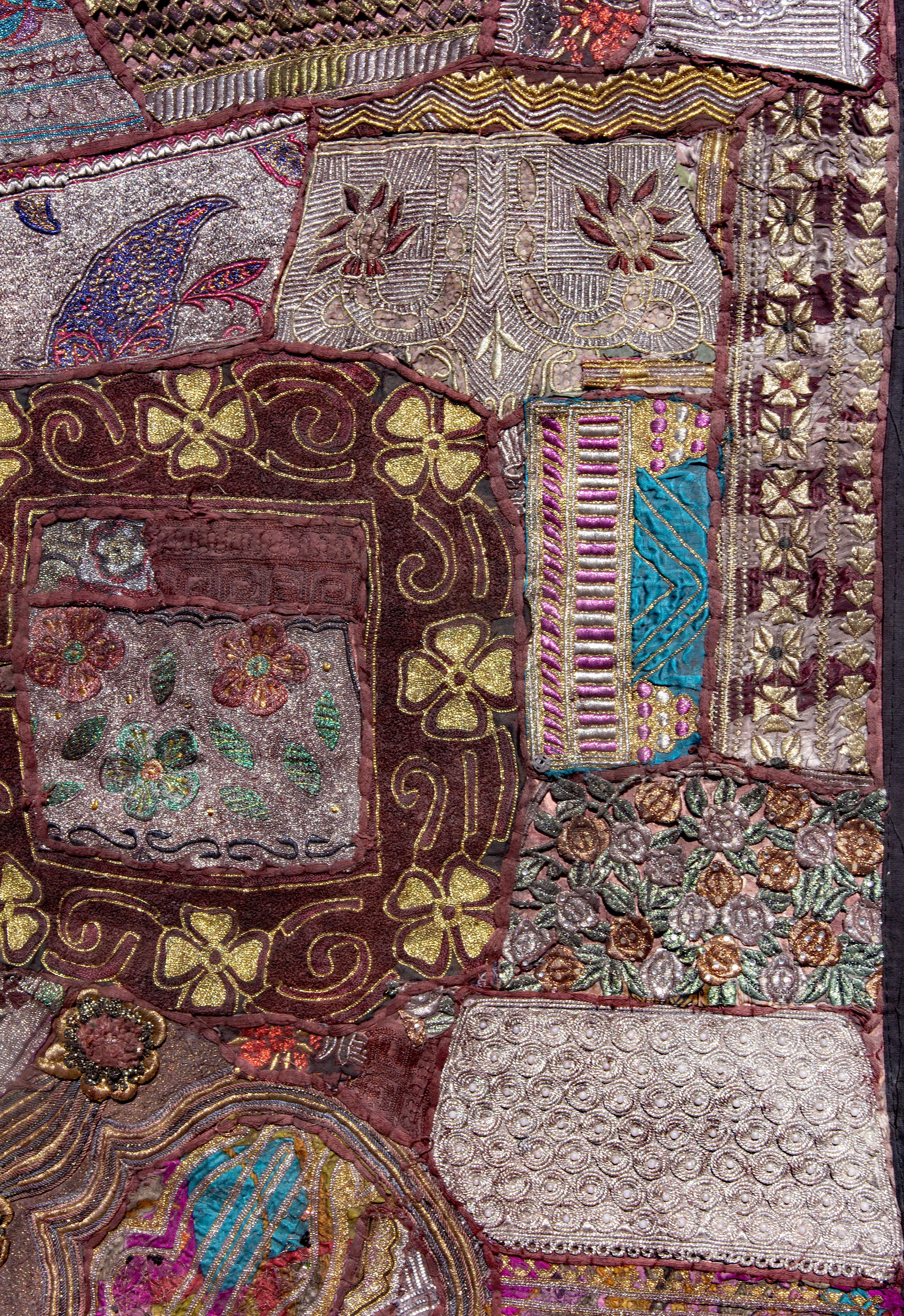 Indische Perlen & bestickte Shisa Mosaik Textil Wandbehang 8  Füße lang im Zustand „Gut“ im Angebot in Rochester, NY