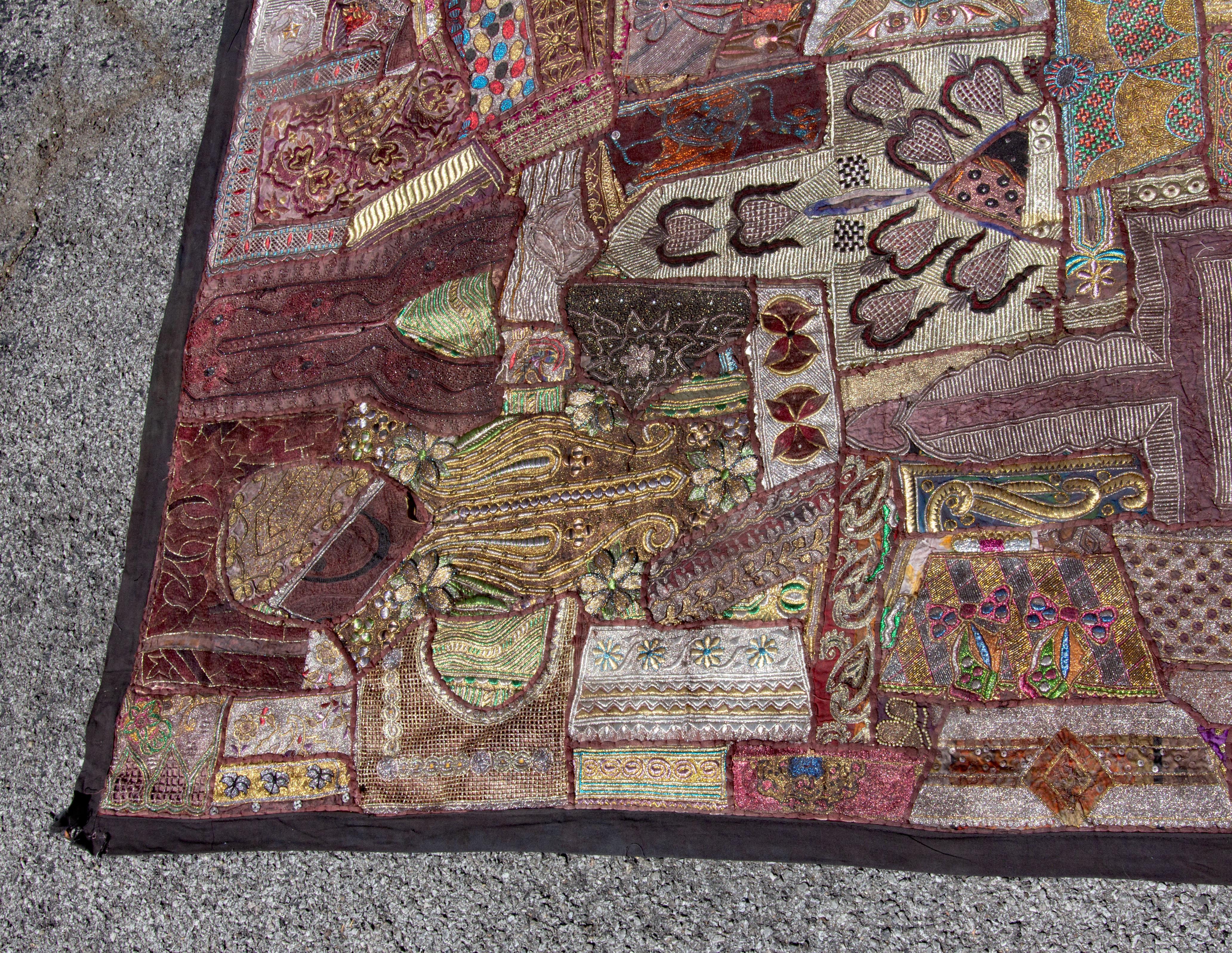 Indische Perlen & bestickte Shisa Mosaik Textil Wandbehang 8  Füße lang (Stoff) im Angebot