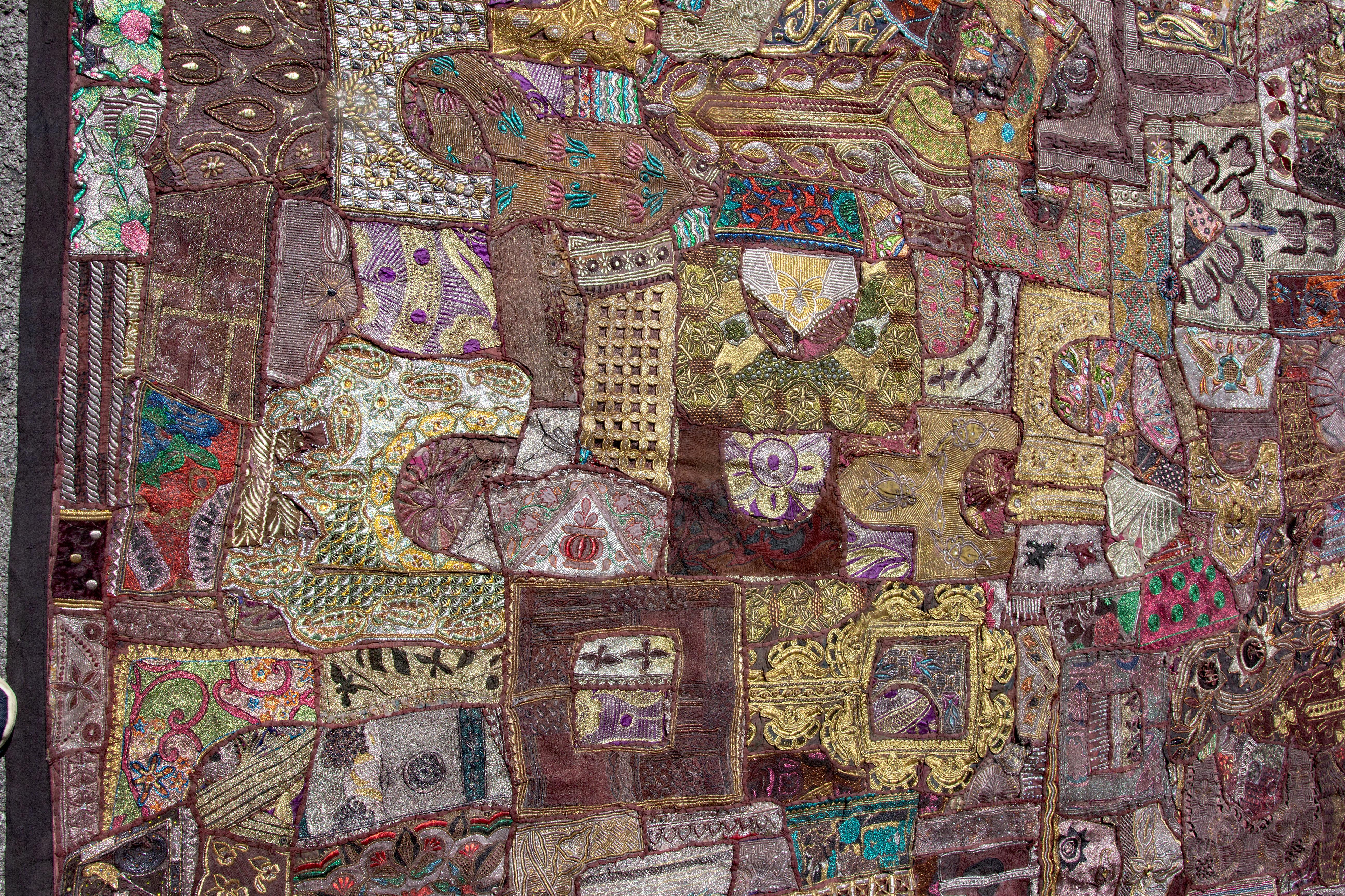 Indische Perlen & bestickte Shisa Mosaik Textil Wandbehang 8  Füße lang im Angebot 2