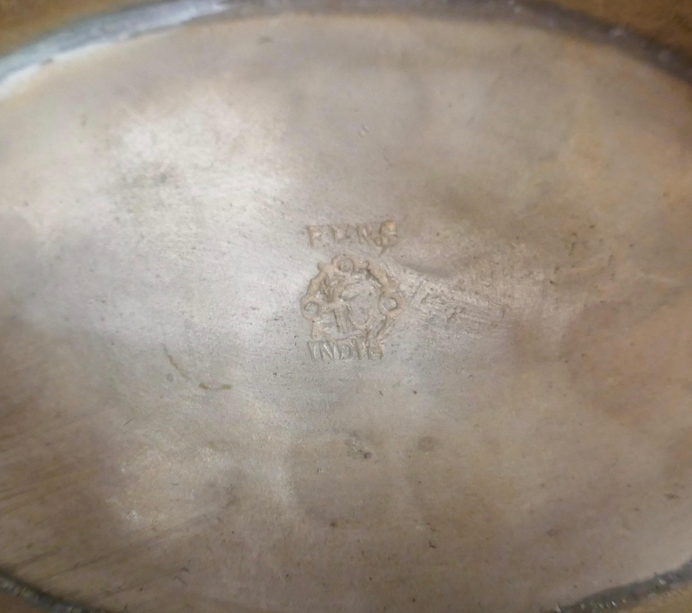 Mauresque Plat ovale indien en laiton battu avec poignées en forme de cygne en vente