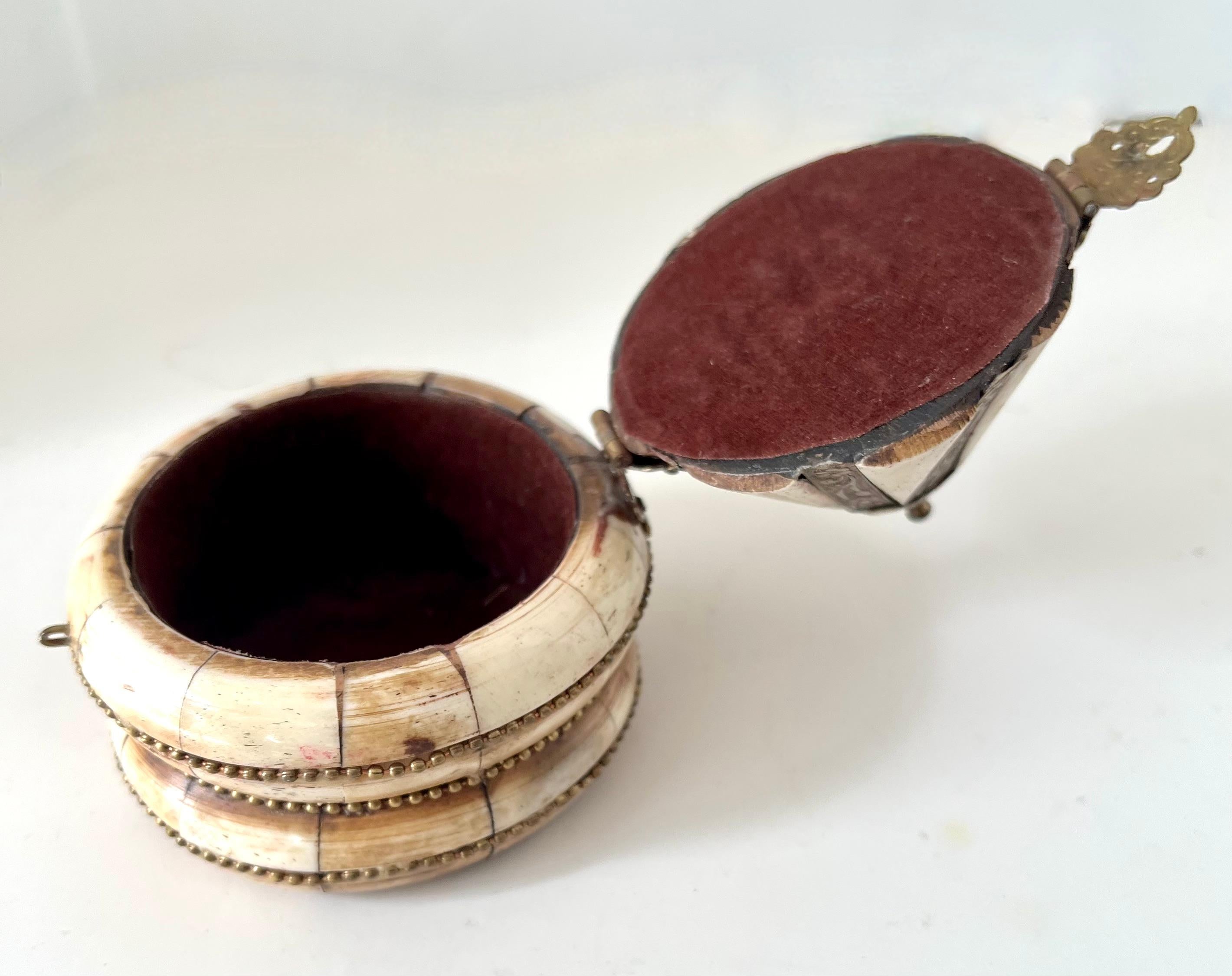 20ième siècle Boîte décorative en forme de dôme ou de cachette en os et laiton de l'Inde en vente