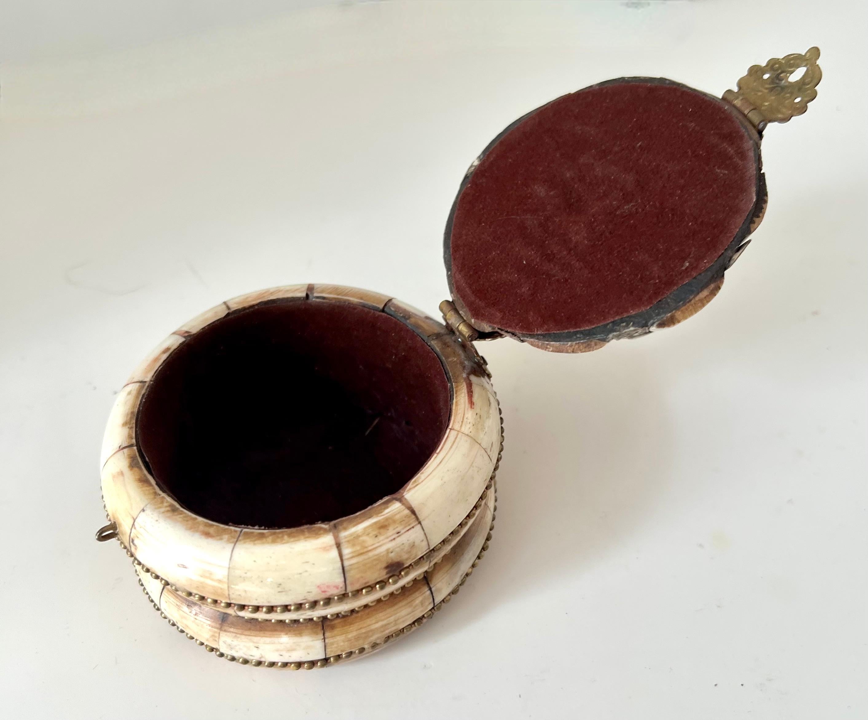Laiton Boîte décorative en forme de dôme ou de cachette en os et laiton de l'Inde en vente