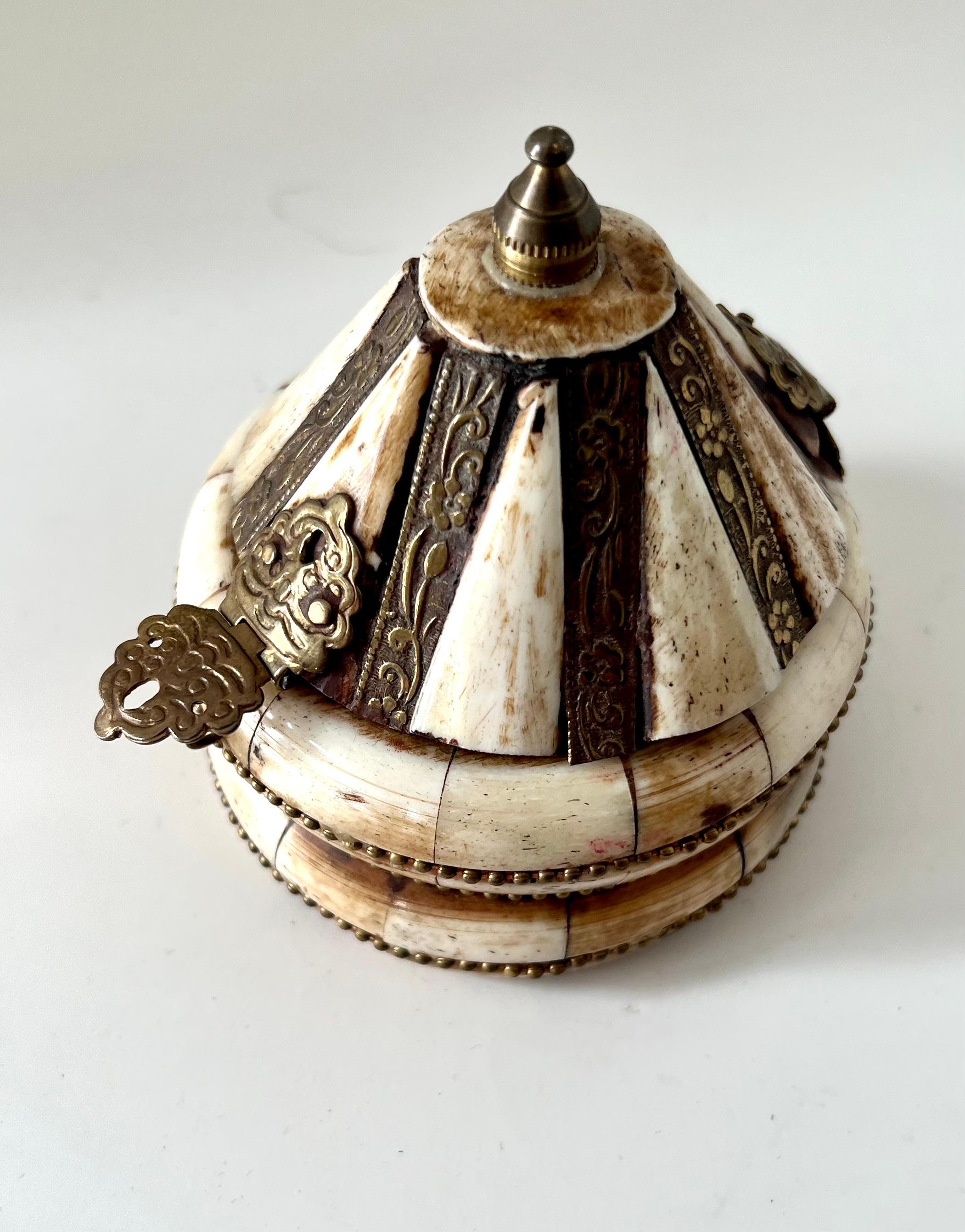 Boîte décorative en forme de dôme ou de cachette en os et laiton de l'Inde en vente 1